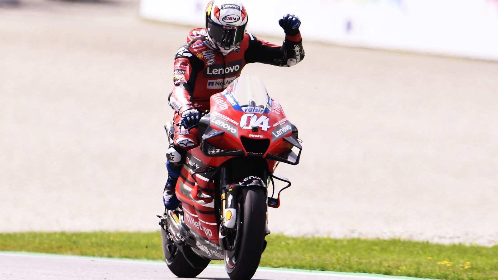 Andrea Dovizioso y Ducati: un beso y ¿una flor?