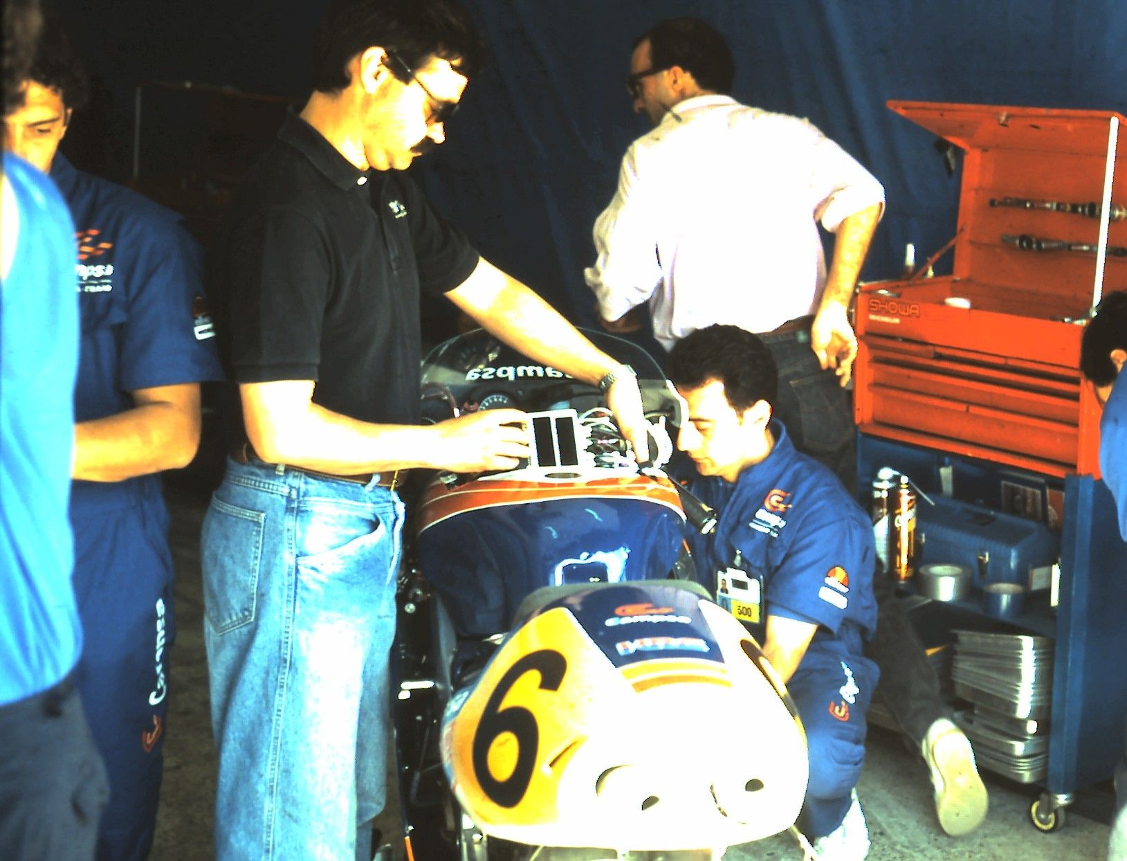 Antonio Cobas trabajando sobre la Honda NSR 500 de Sito Pons.