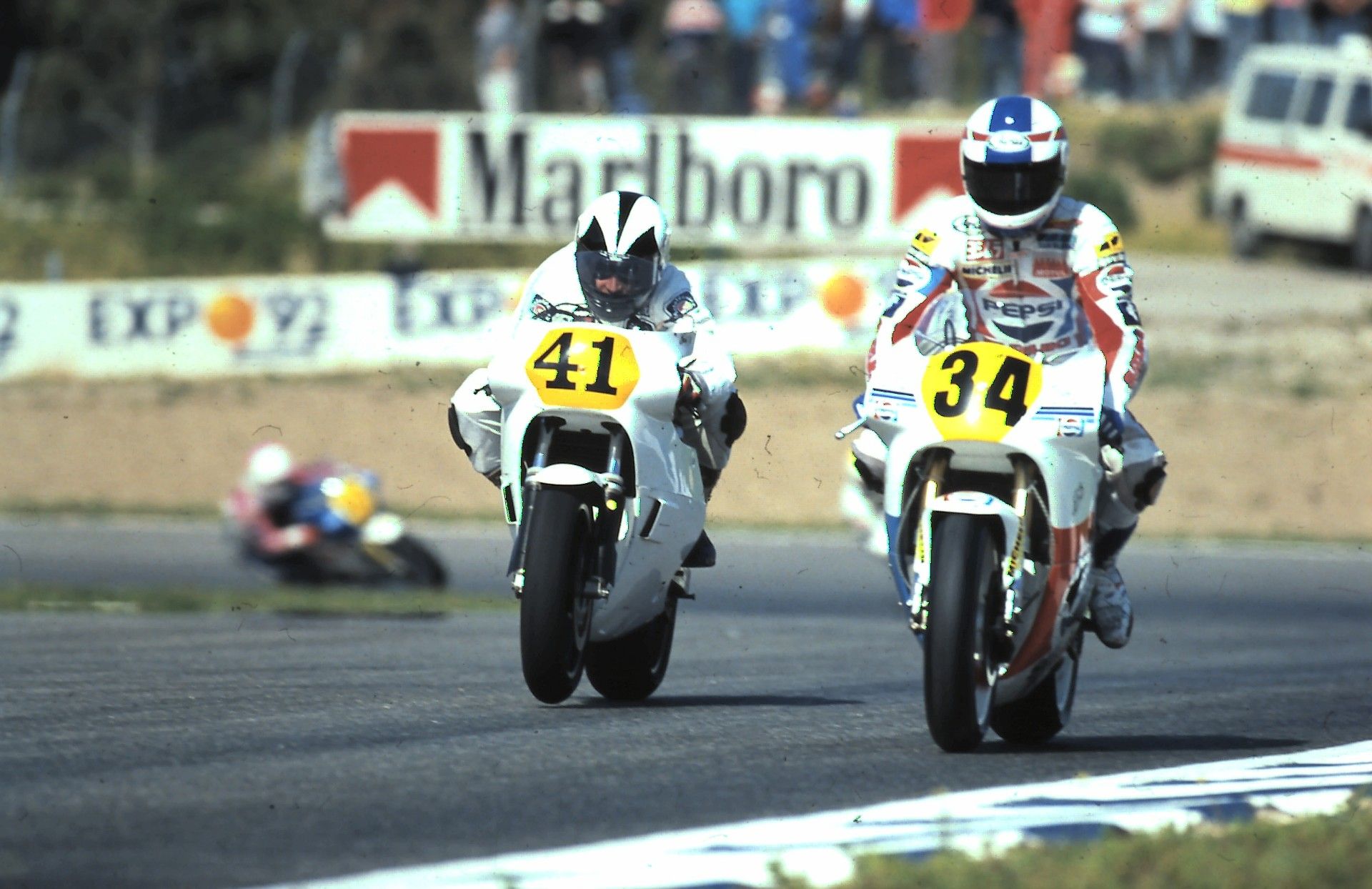 Kevin Schwantz (34) sobre su Suzuki de fábrica, y Nani González de Nicolás con una desfasada Honda RS 500, en 1989.