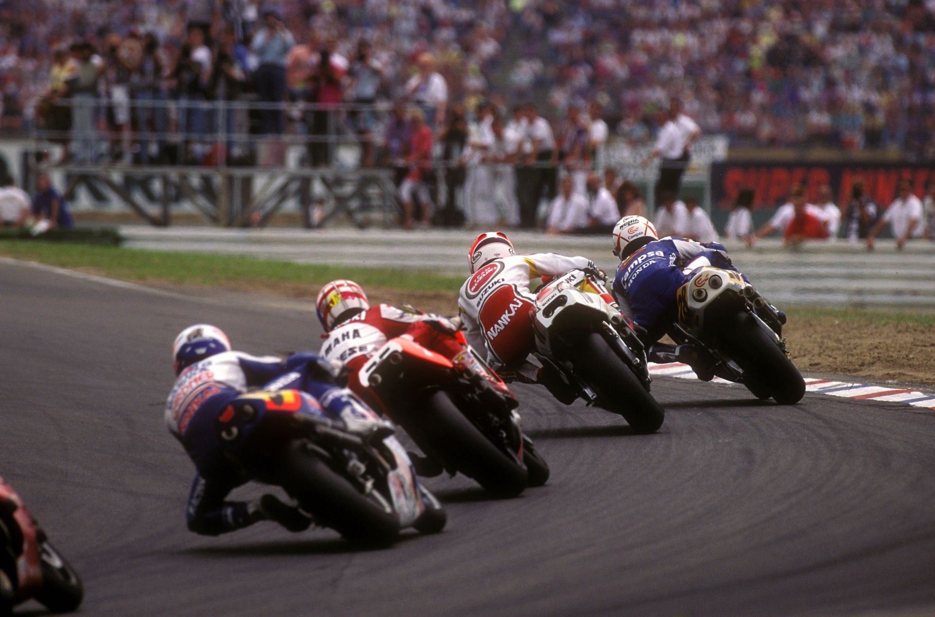 Cuando Dorna llega al Mundial, el campeonato vive bajo una clara hegemonía anglosajona.