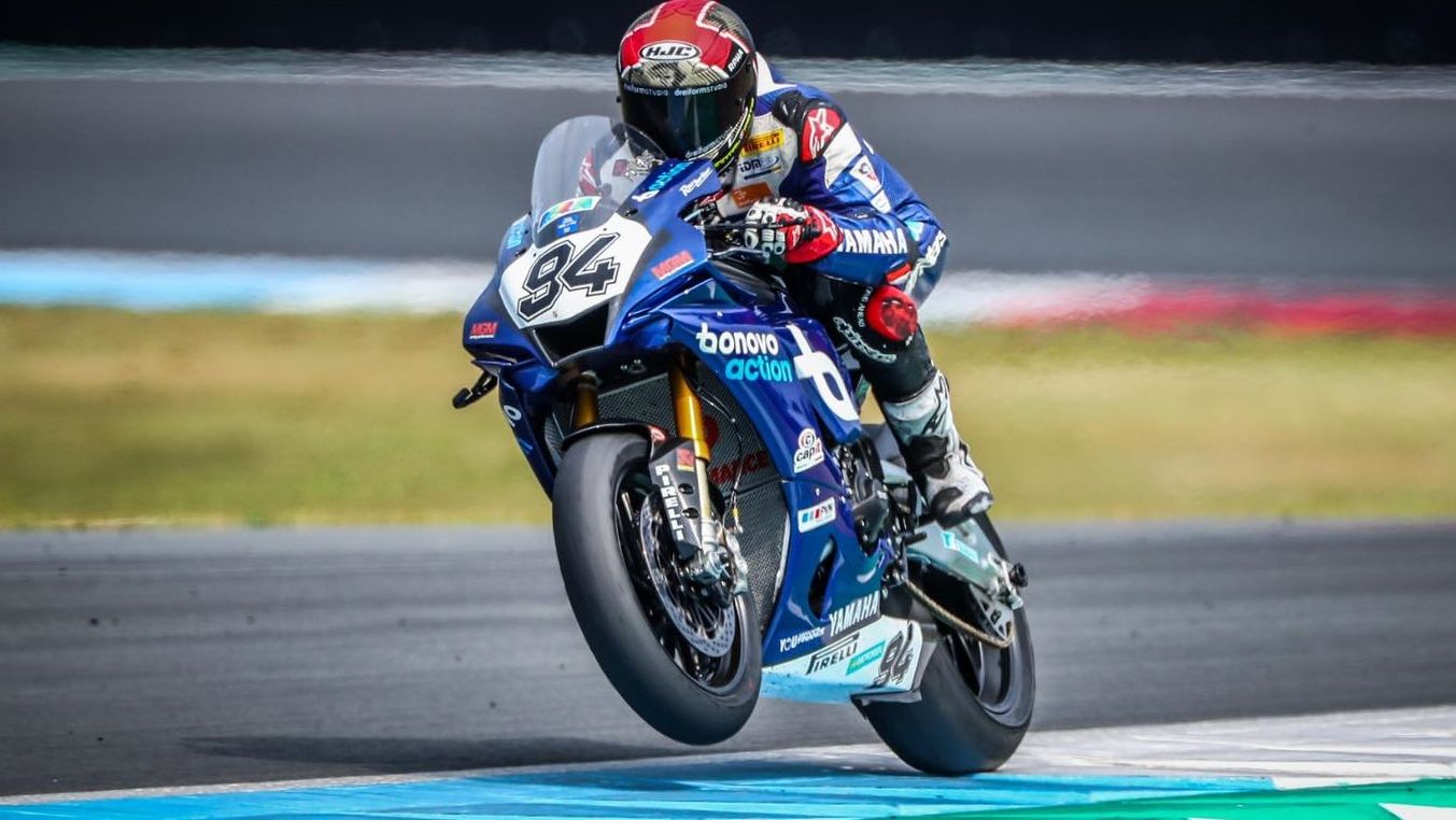 Jonas Folger con la Yamaha YZF-R1.