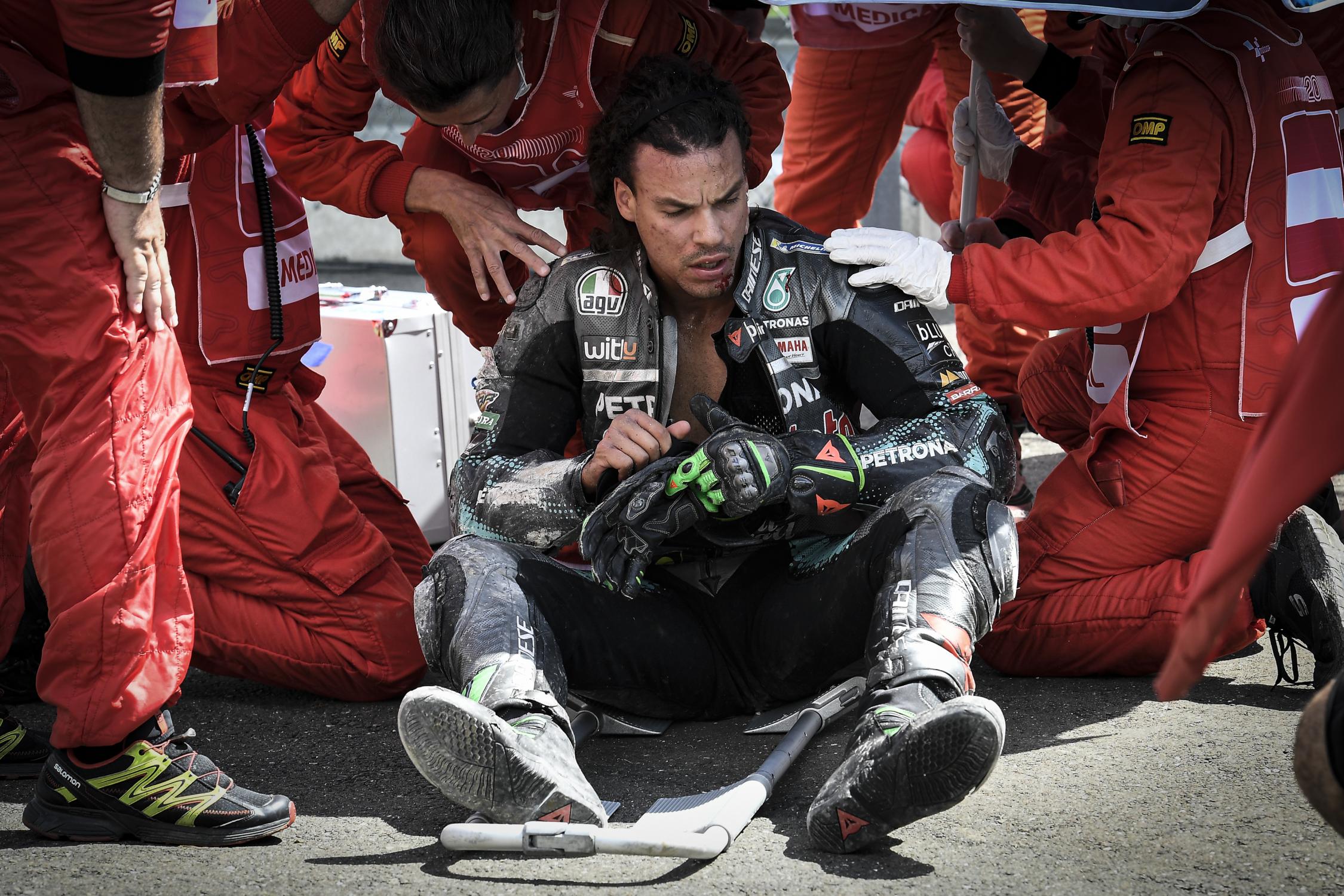 Franco Morbidelli es atendido por los Marshalls del circuito de Red Bull Ring tras el terrorífico accidente del GP de Austria.