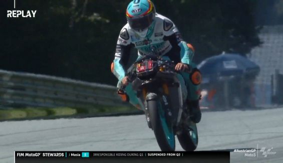 Jaume Masià vuelve a boxes con su Honda destrozada en el final de la Q1. Jaume Masià vuelve a boxes con su Honda destrozada en el final de la Q1.