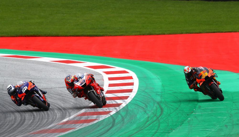 Sorprendente final de carrera con victoria para Miguel Oliveira por delante de Jack Miller y Pol Espargaró.