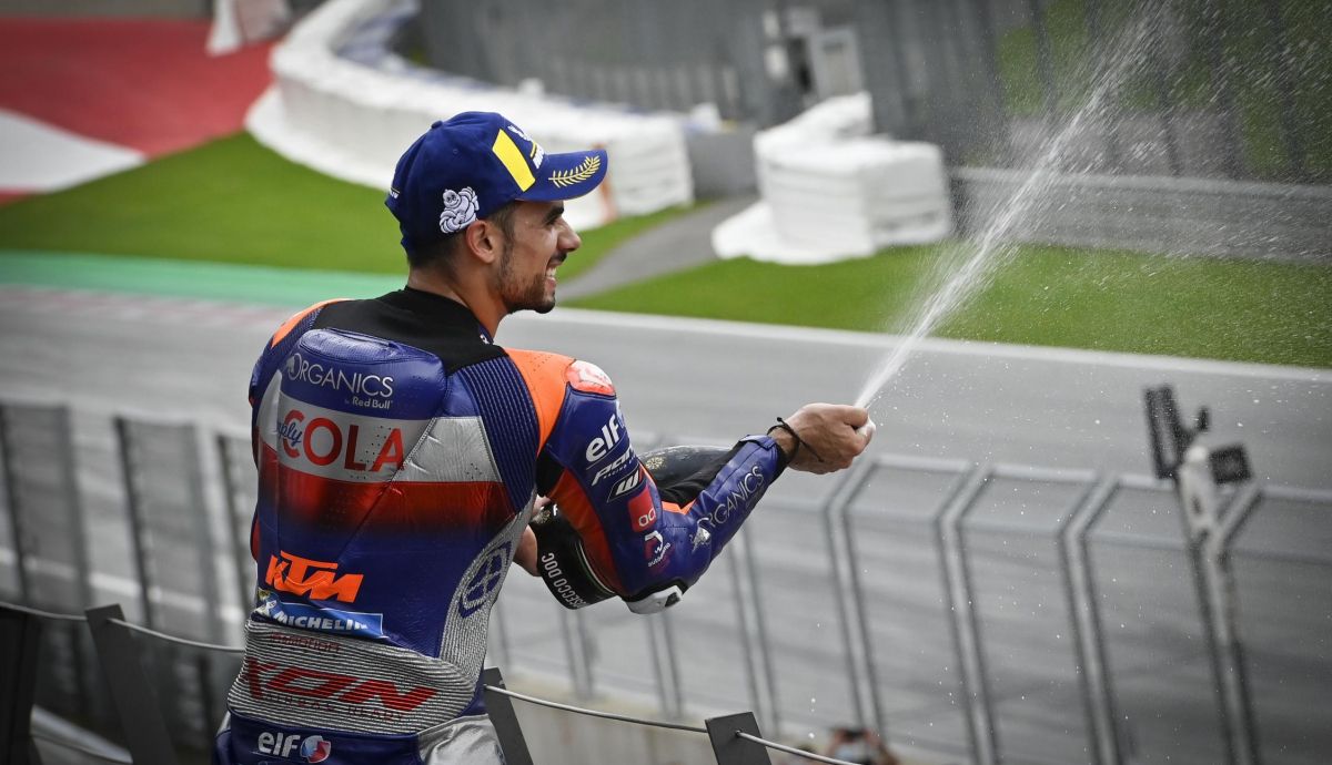 Miguel Oliveira celebra su victoria en lo alto del podio del GP de Estiria.