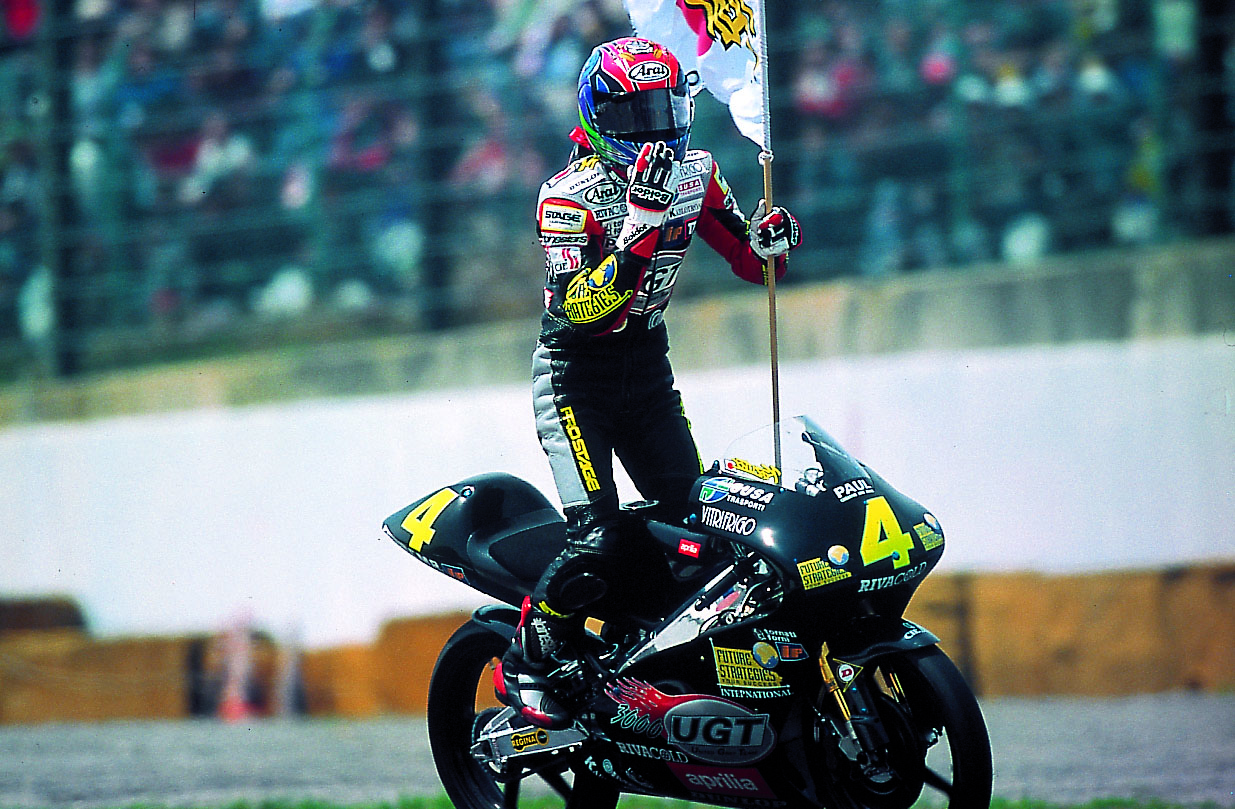 Kazuto Sakata celebra su victoria en Suzuka, en el primer GP de 1998.