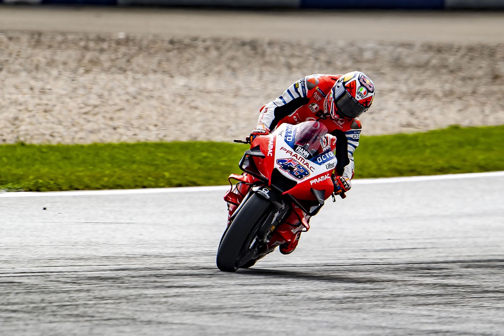 Jack Miller clavando los frenos en su Ducati.