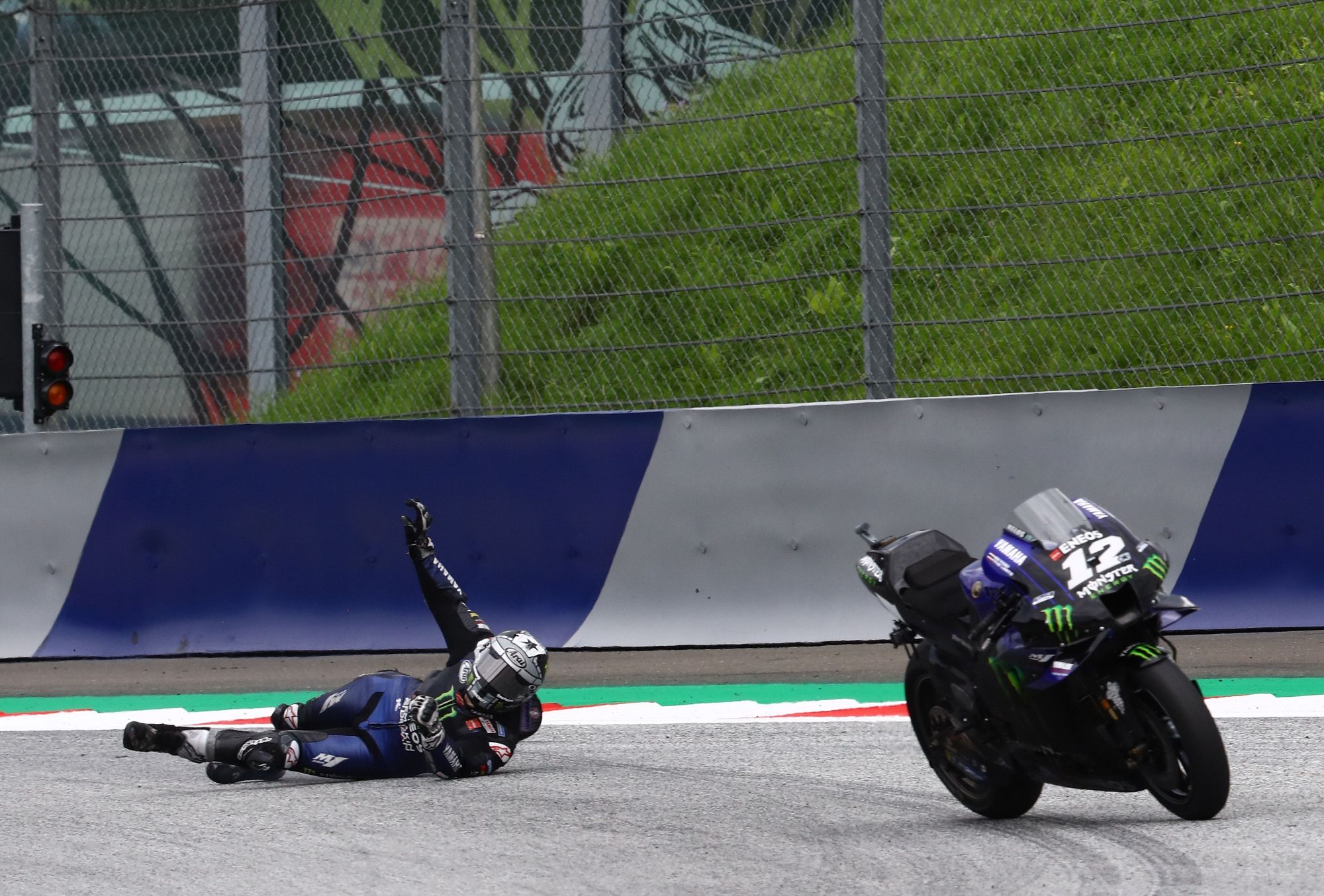 Maverick Viñales se tira de la moto en marcha.
