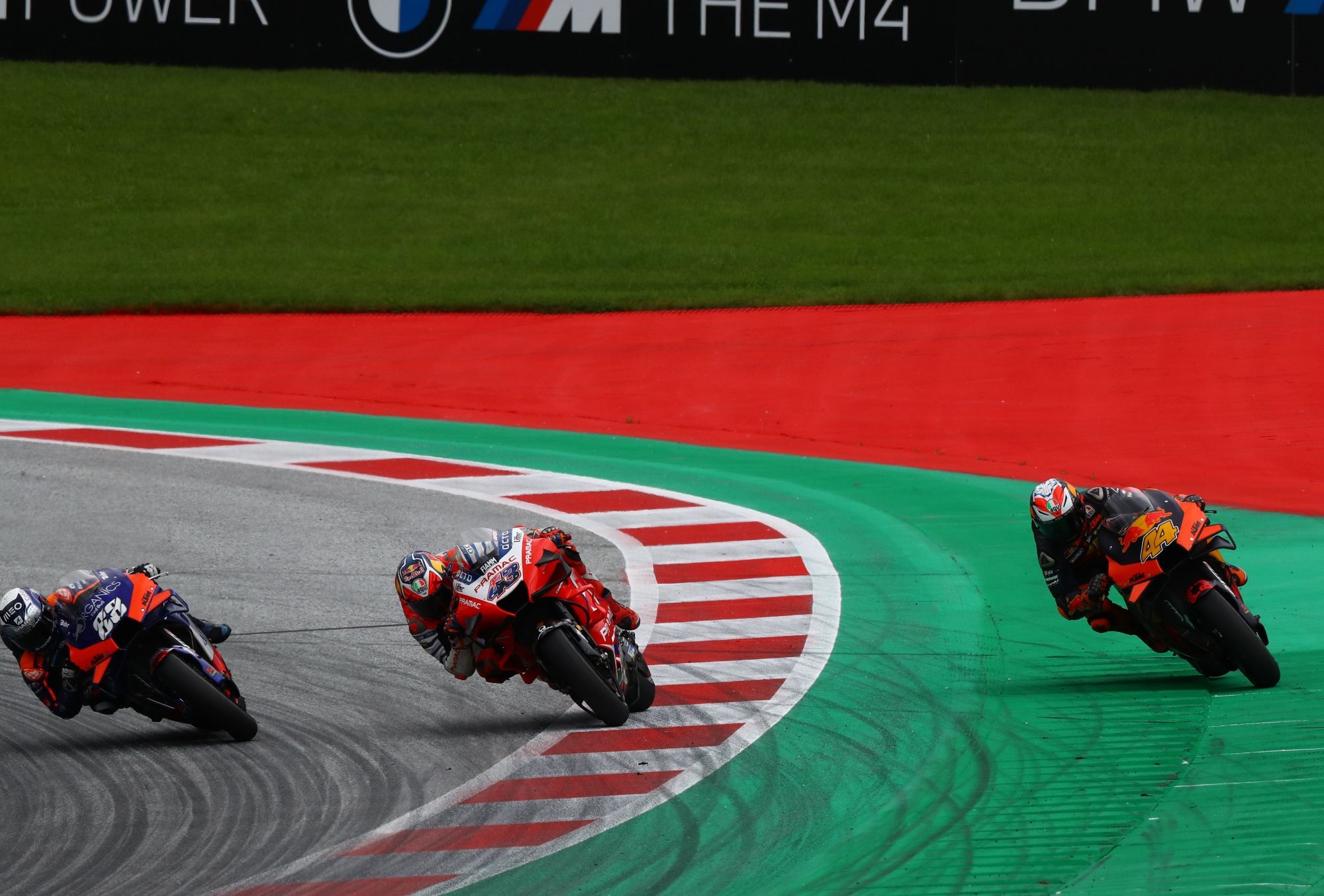 Miguel Oliveira supera a Jack Miller y Pol Espargaró.