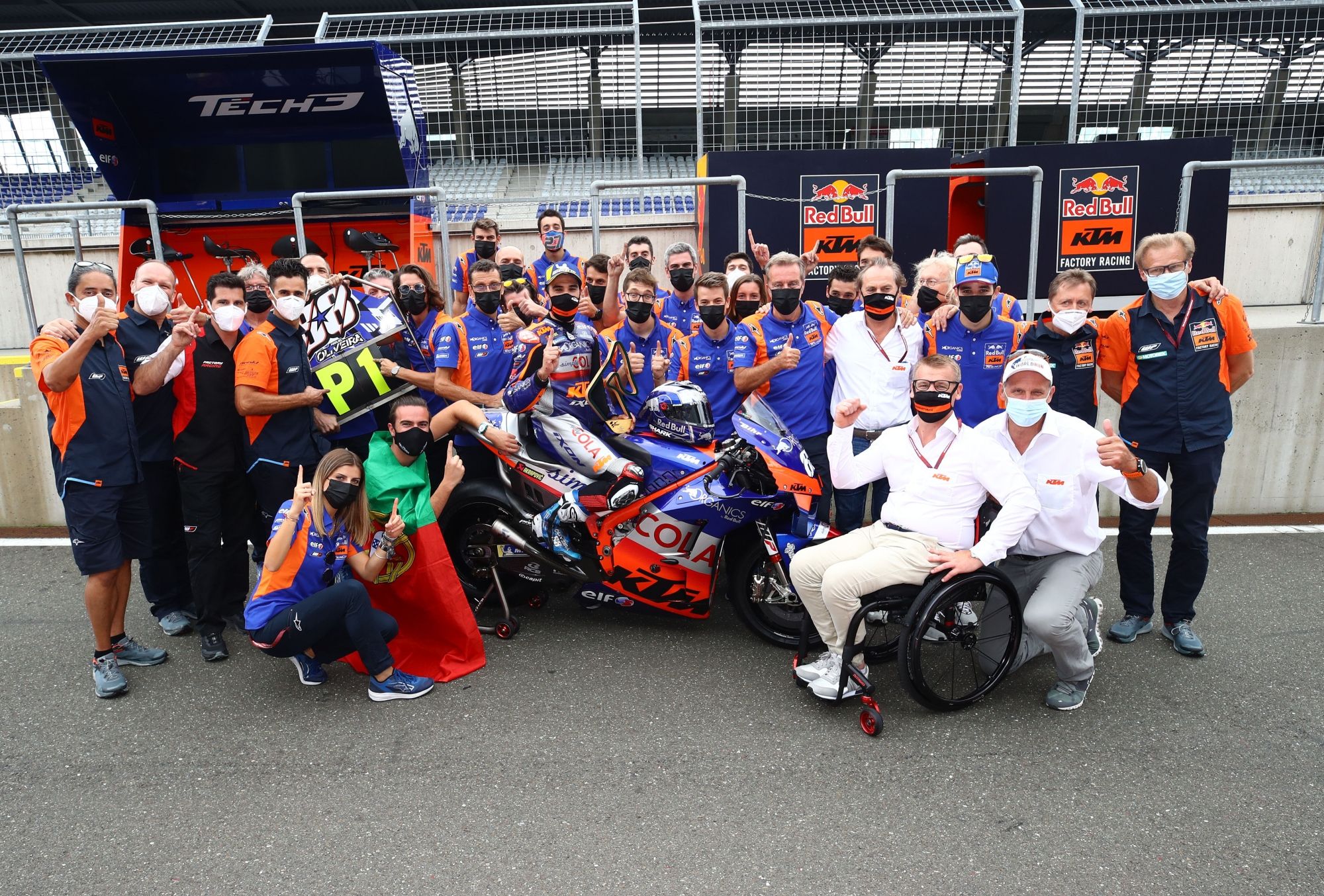 El Tech 3 celebra la victoria de Oliveira.