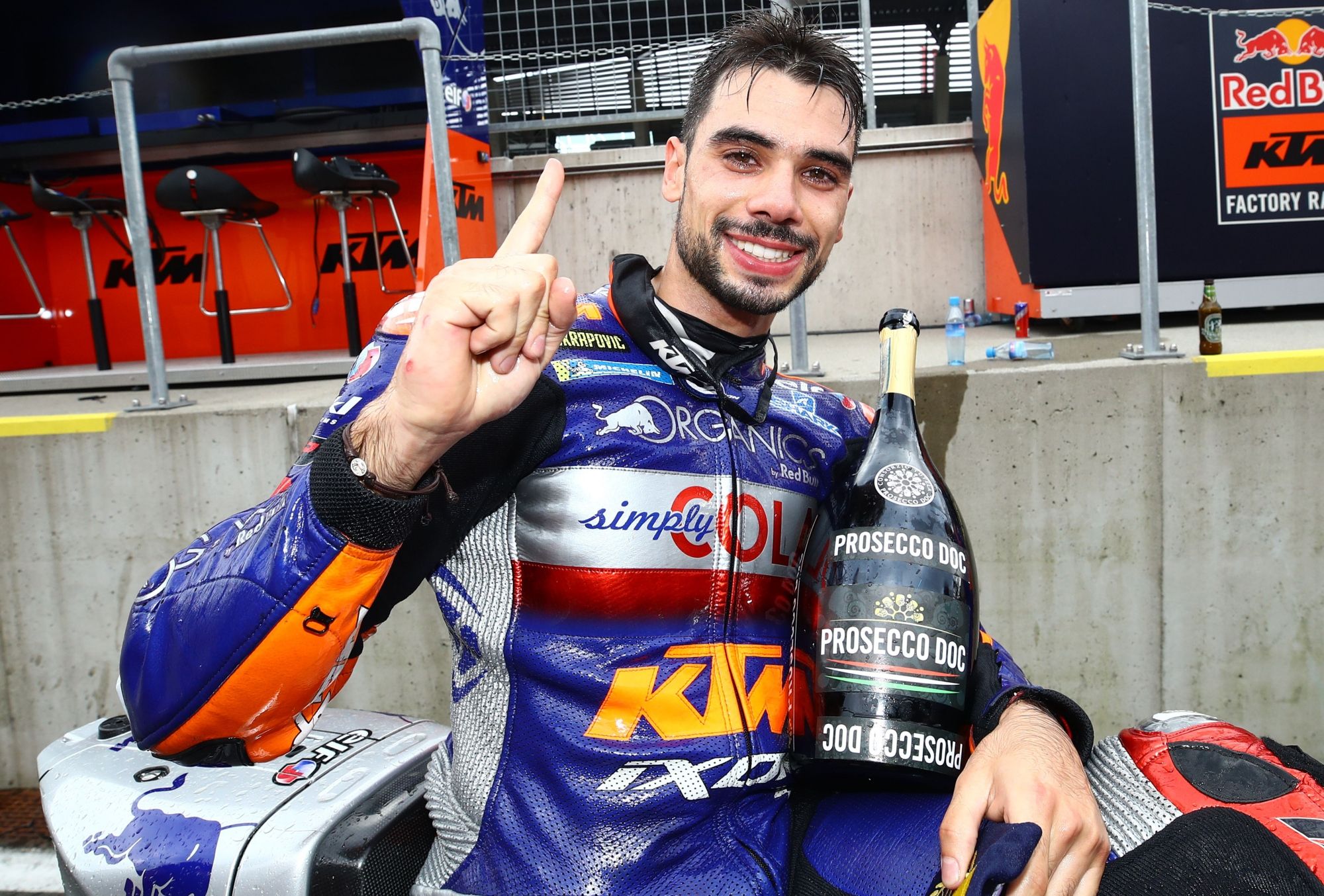 Miguel Oliveira festeja su triunfo