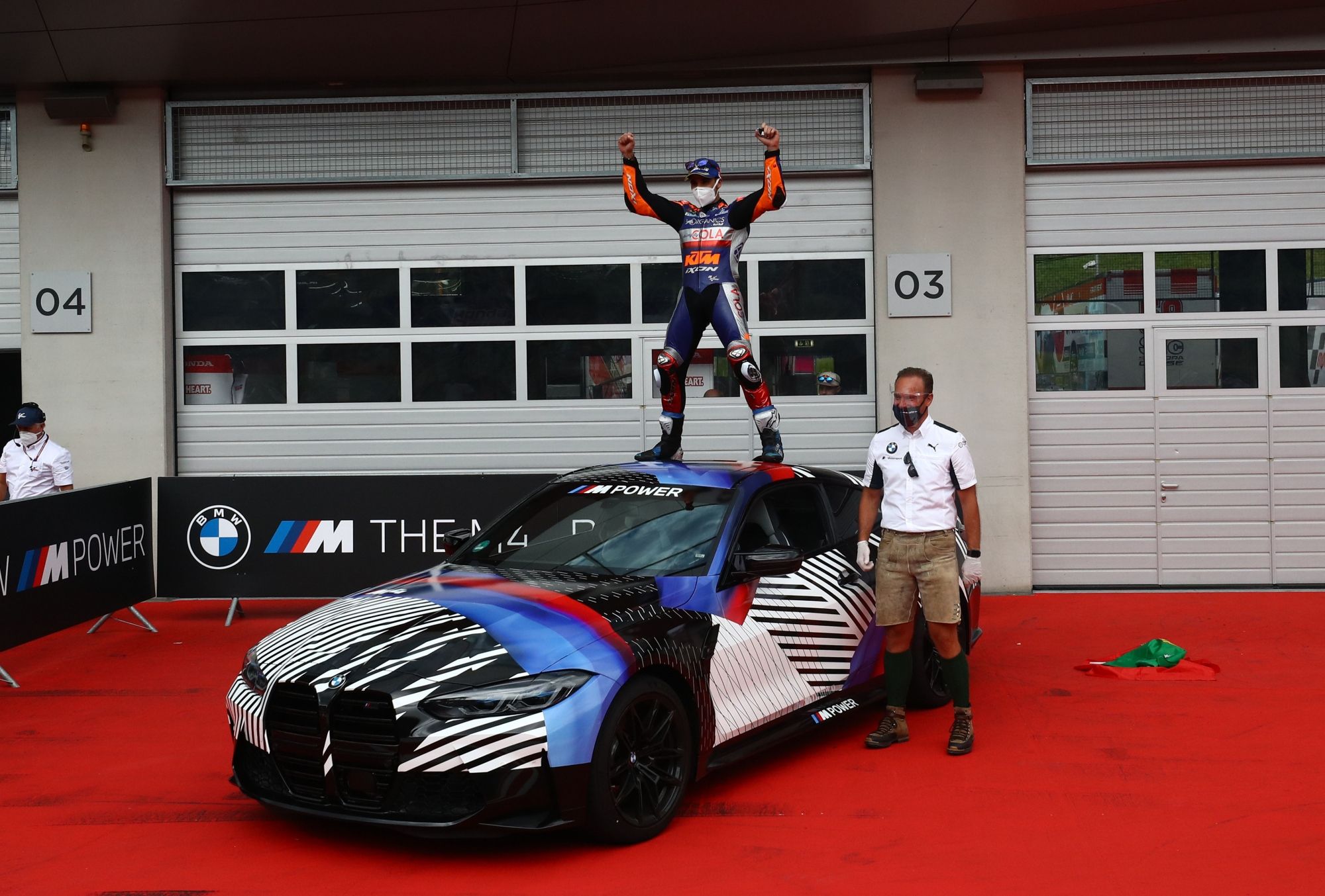 Miguel Oliveira se llevó un BMW de premio.