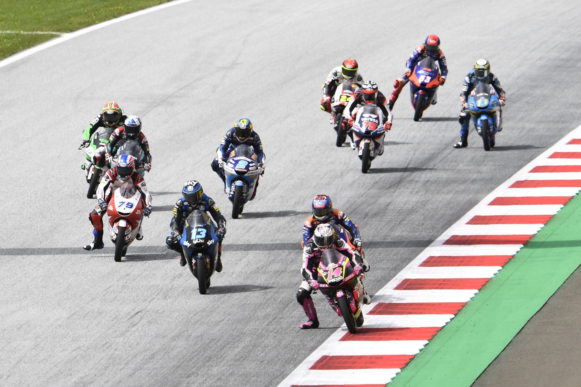 Tony Arbolino lidera la carrera de Moto3.