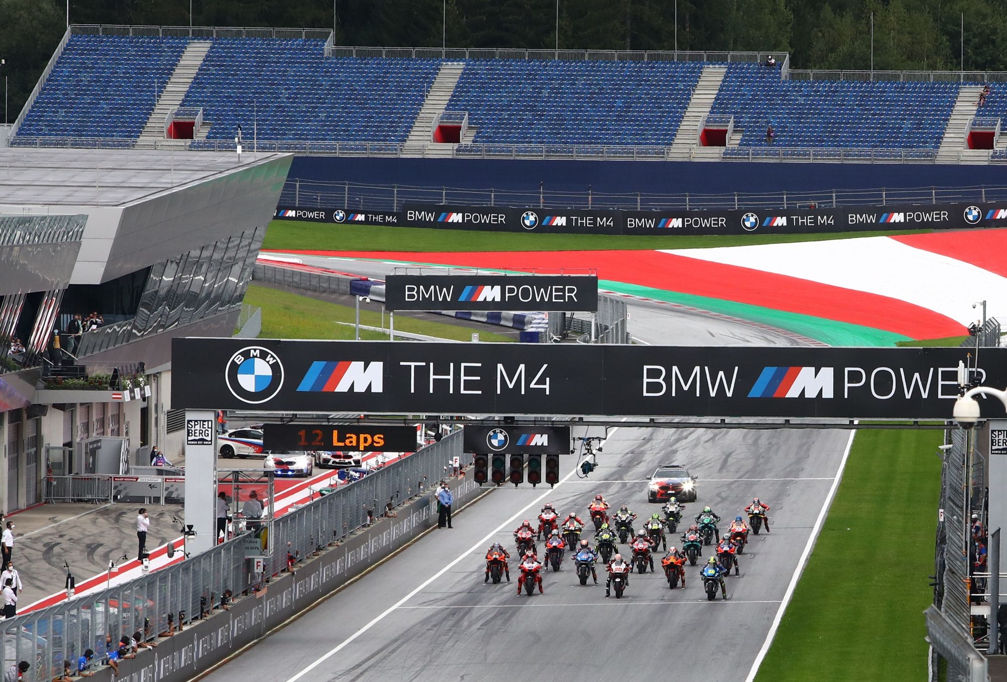 Se apaga el semáforo en la resalida de MotoGP.