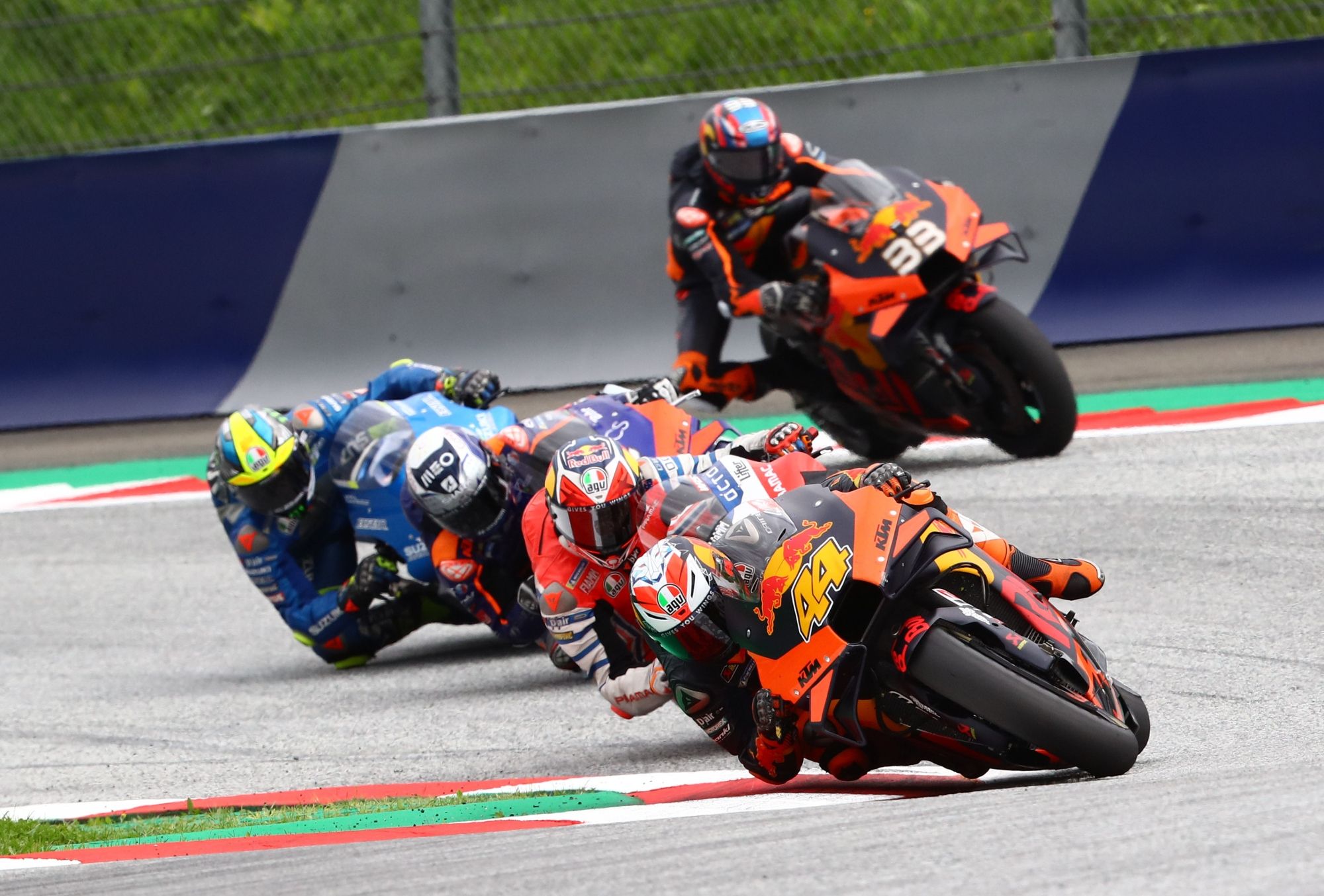 Brad Binder se va muy largo y pierde varios puestos.