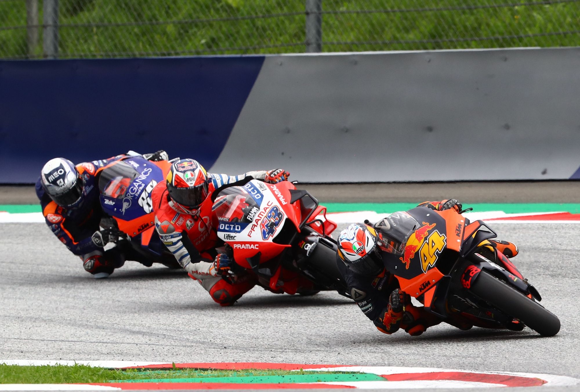 Pol Espargaró seguido por Jack Miller y Miguel Oliveira.