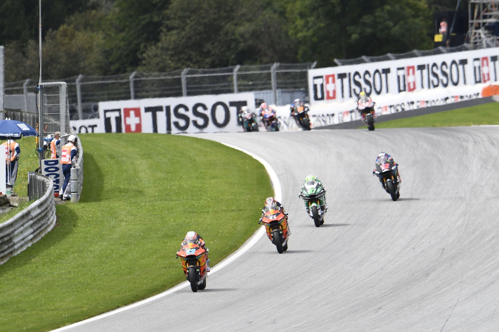 Jorge Martín lidera la carrera de Moto2.