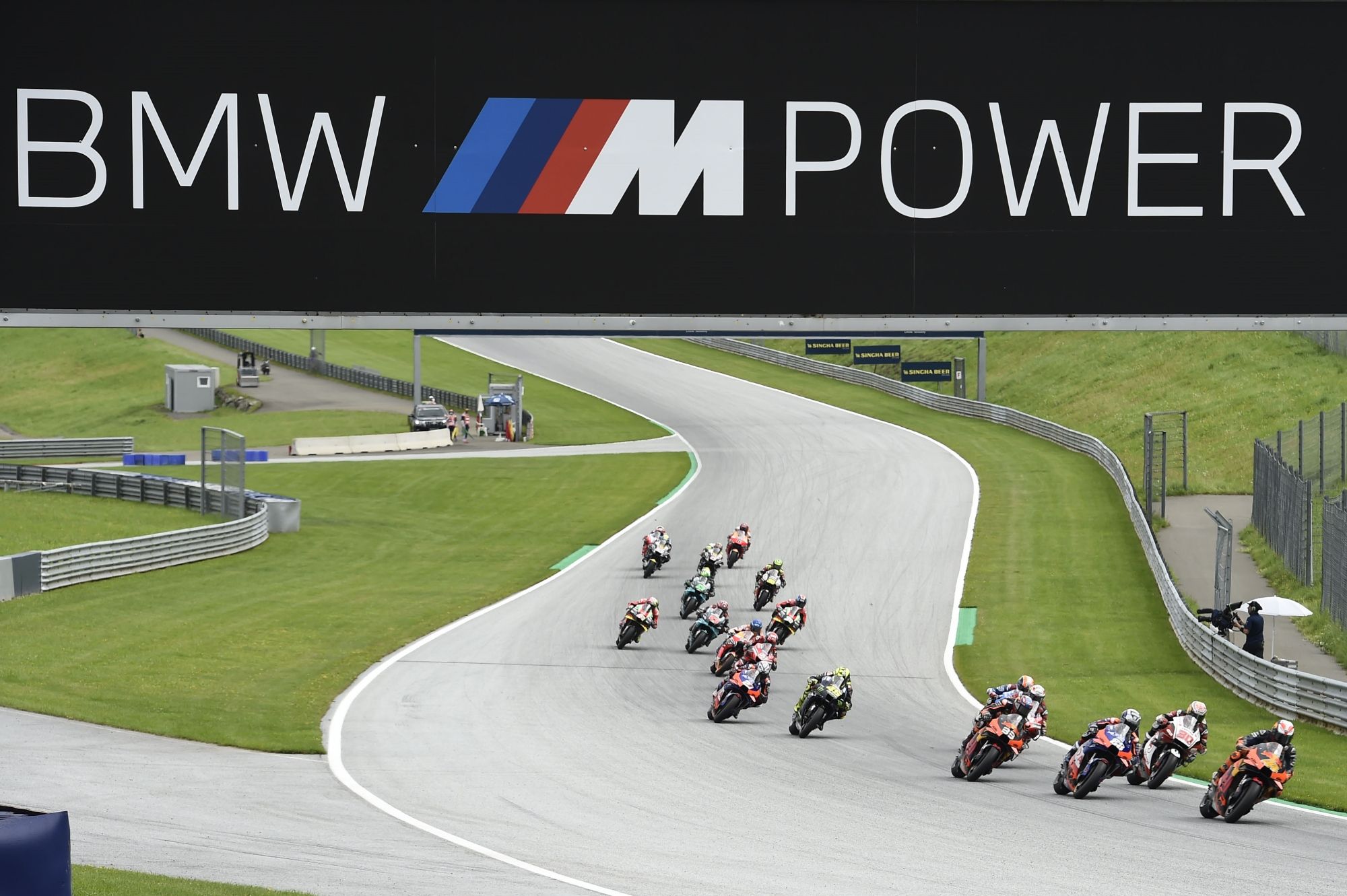 Pol Espargaró delante de Miguel Oliveira, Takaaki Nakagami y Brad Binder.