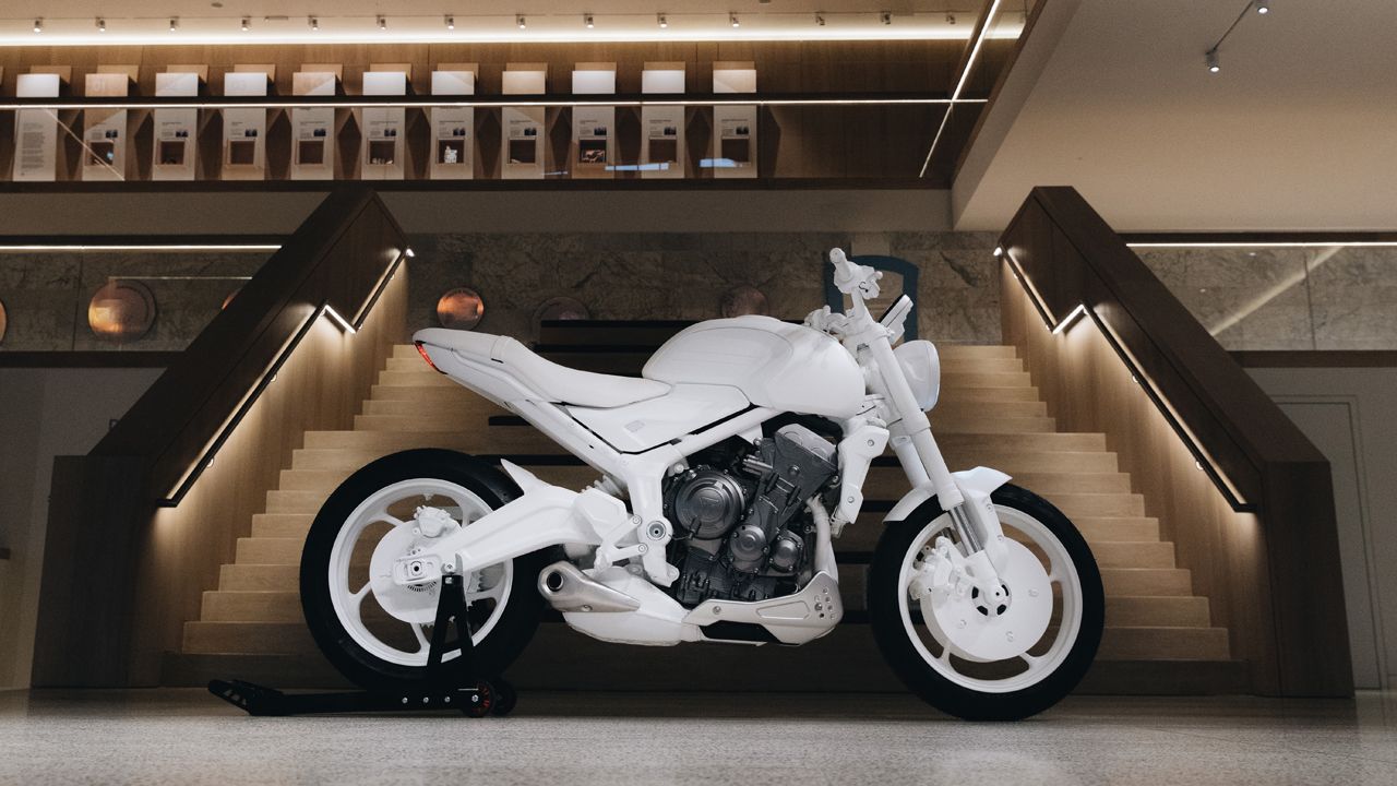 La Triumph Trident se ha presentado hoy como una 'concept bike' en el Museo de Diseño de Londres.