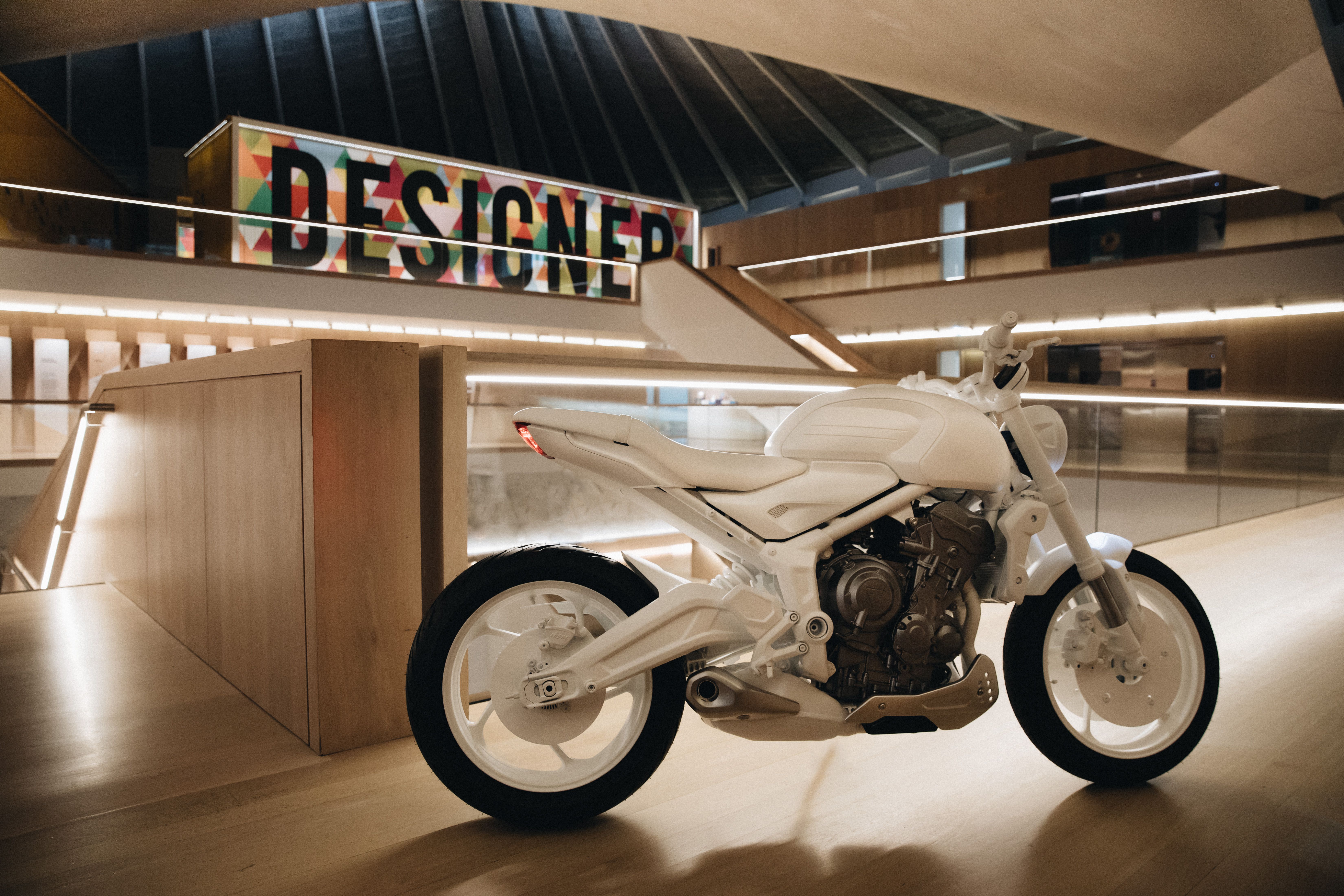 Nueva Triumph Trident 'Concept Bike' en el Museo de Diseño de Londres.