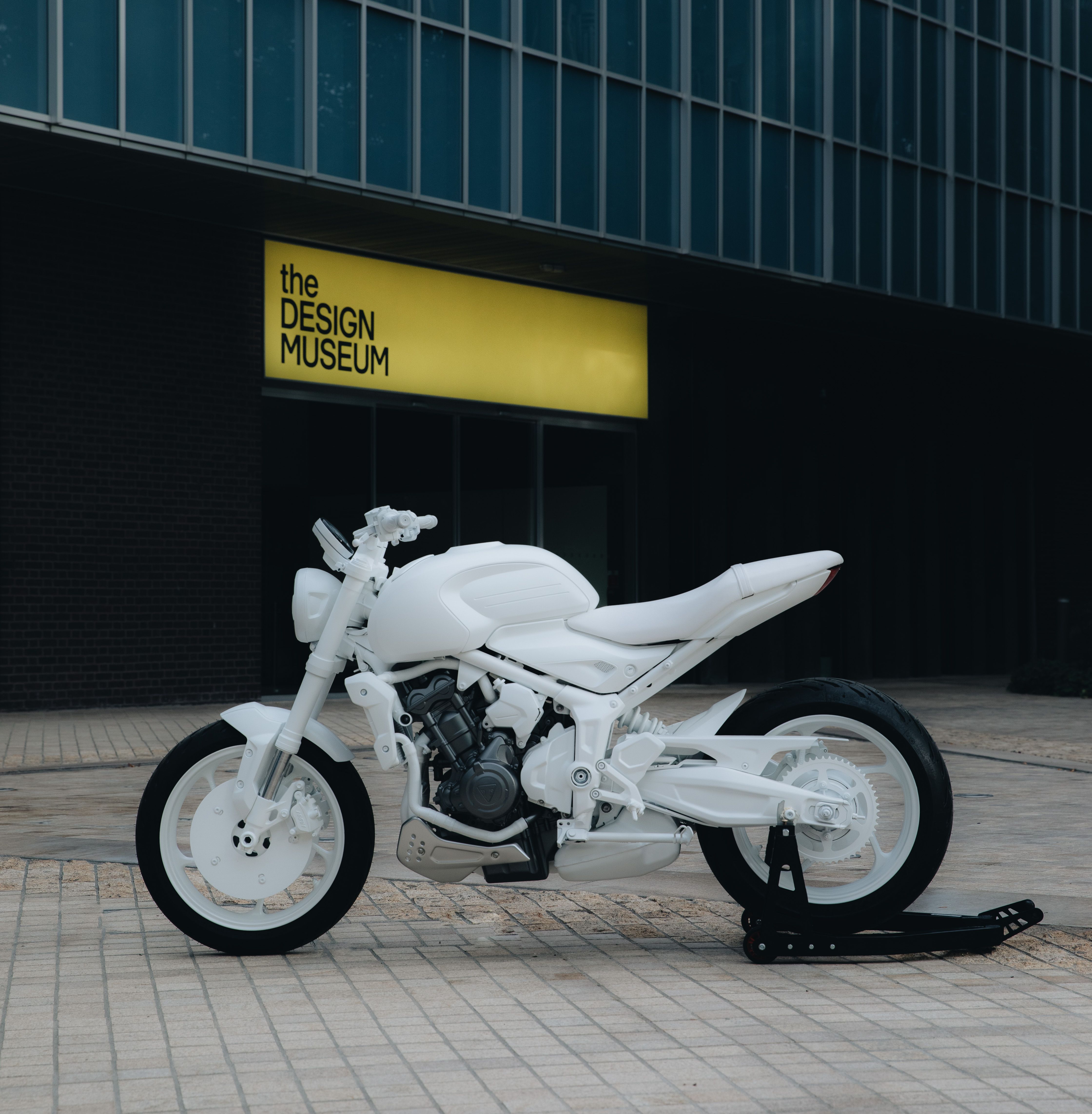 Nueva Triumph Trident 'Concept Bike' en el Museo de Diseño de Londres.