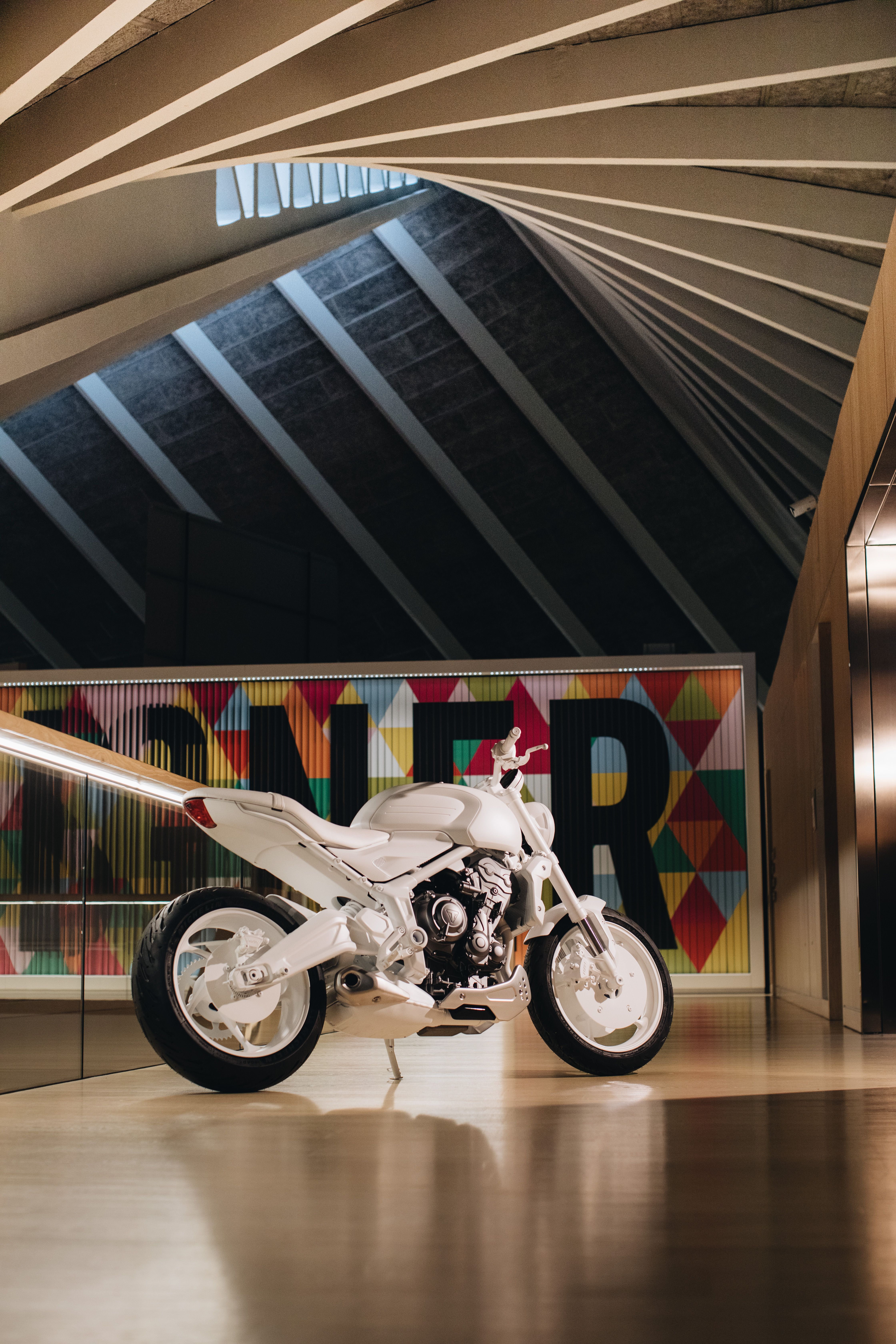 Nueva Triumph Trident 'Concept Bike' en el Museo de Diseño de Londres.