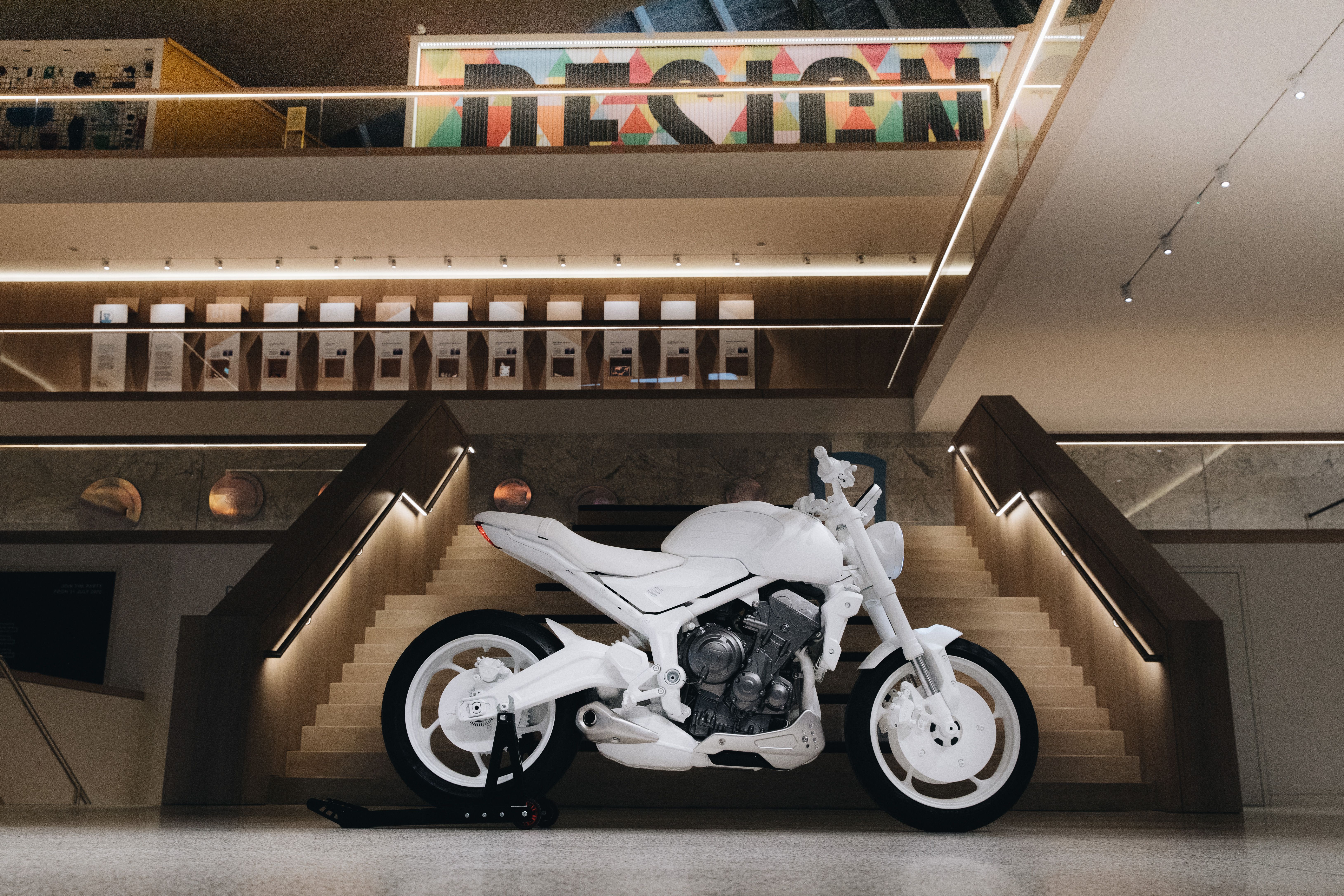 Nueva Triumph Trident 'Concept Bike' en el Museo de Diseño de Londres.