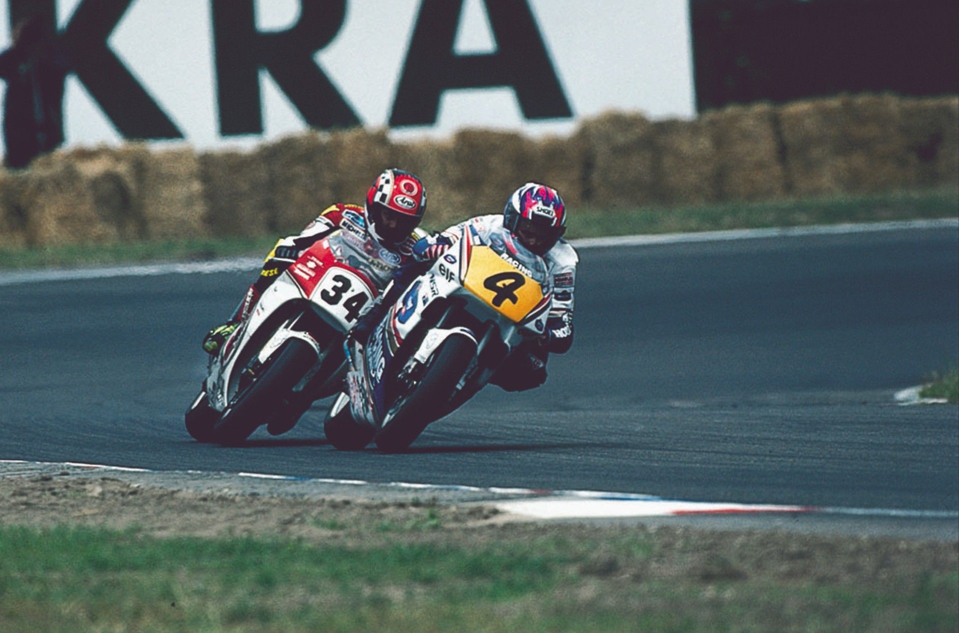Daryl Beattie por delante de Kevin Schwantz en Hockenheim en 1993 