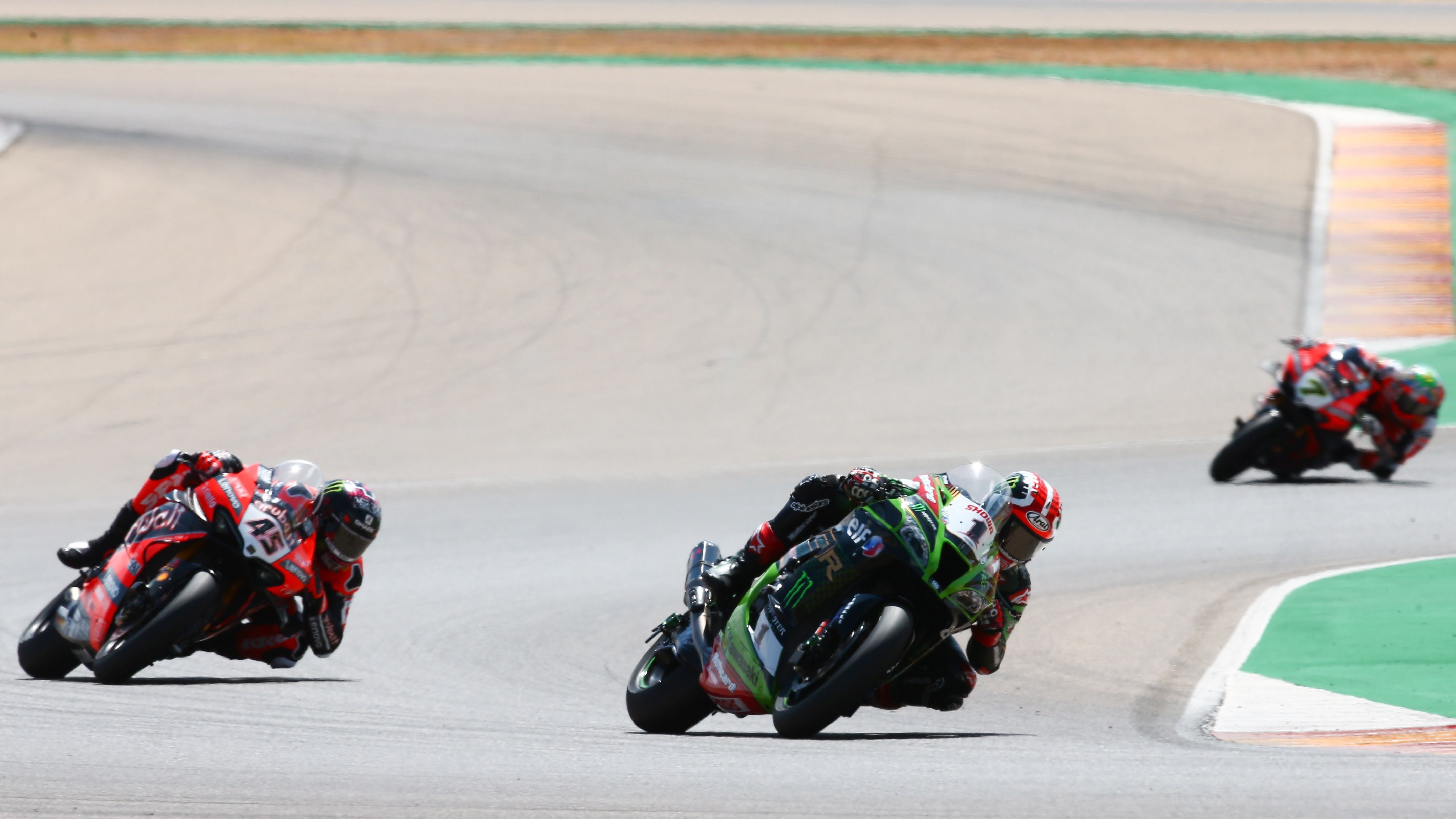 Jonathan Rea lidera delante de Chaz Davies