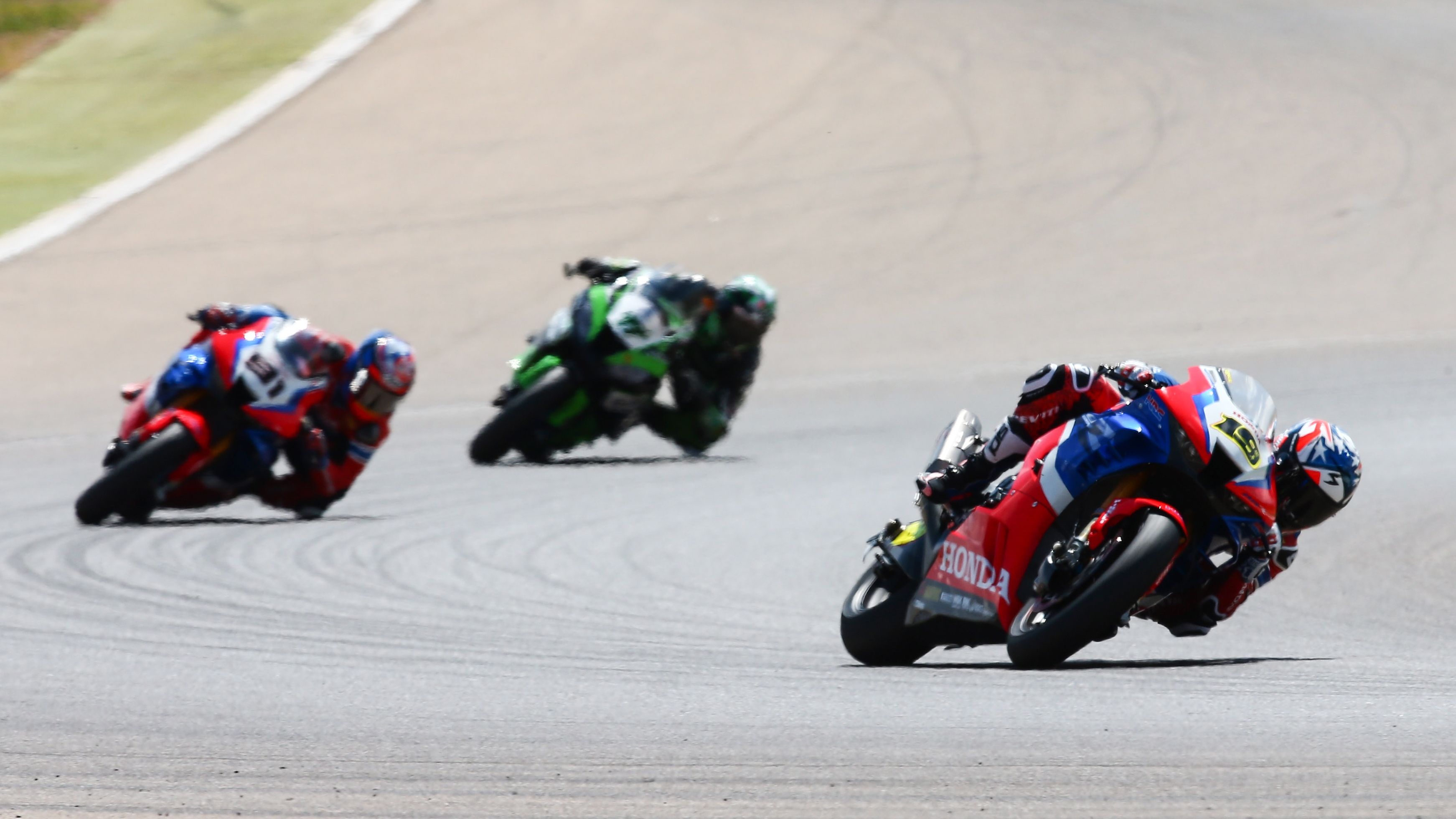 Álvaro Bautista, Leon Haslam y Maxi Scheib