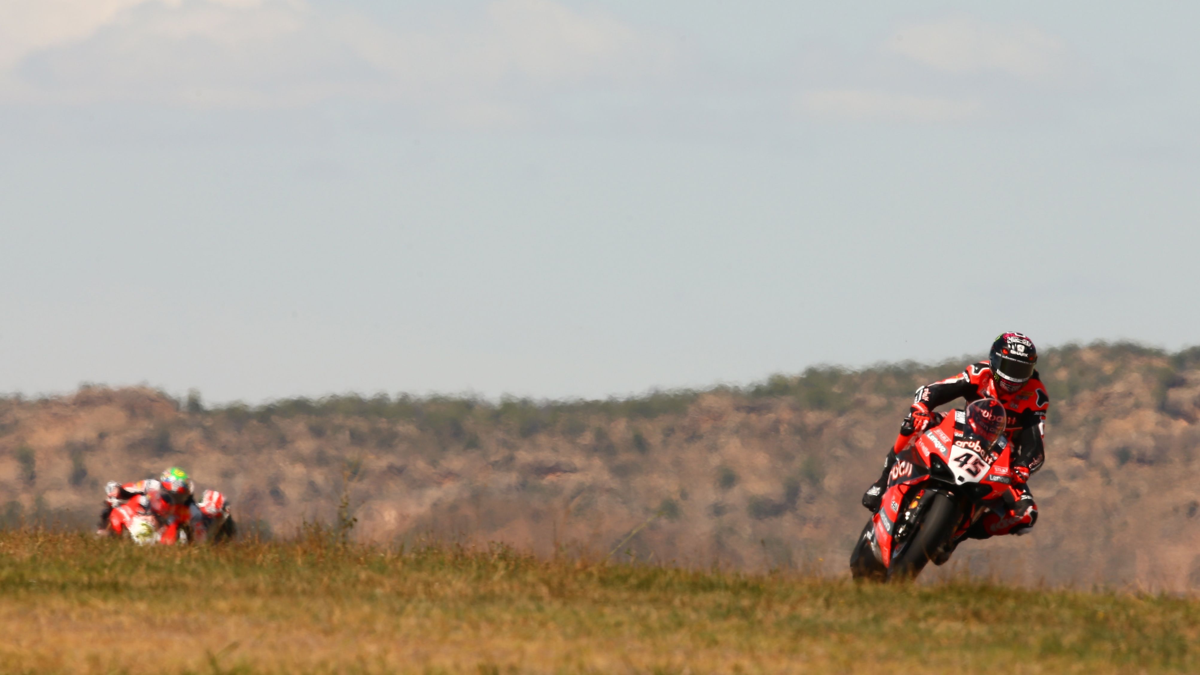 Scott Redding lidera con claridad la primera manga