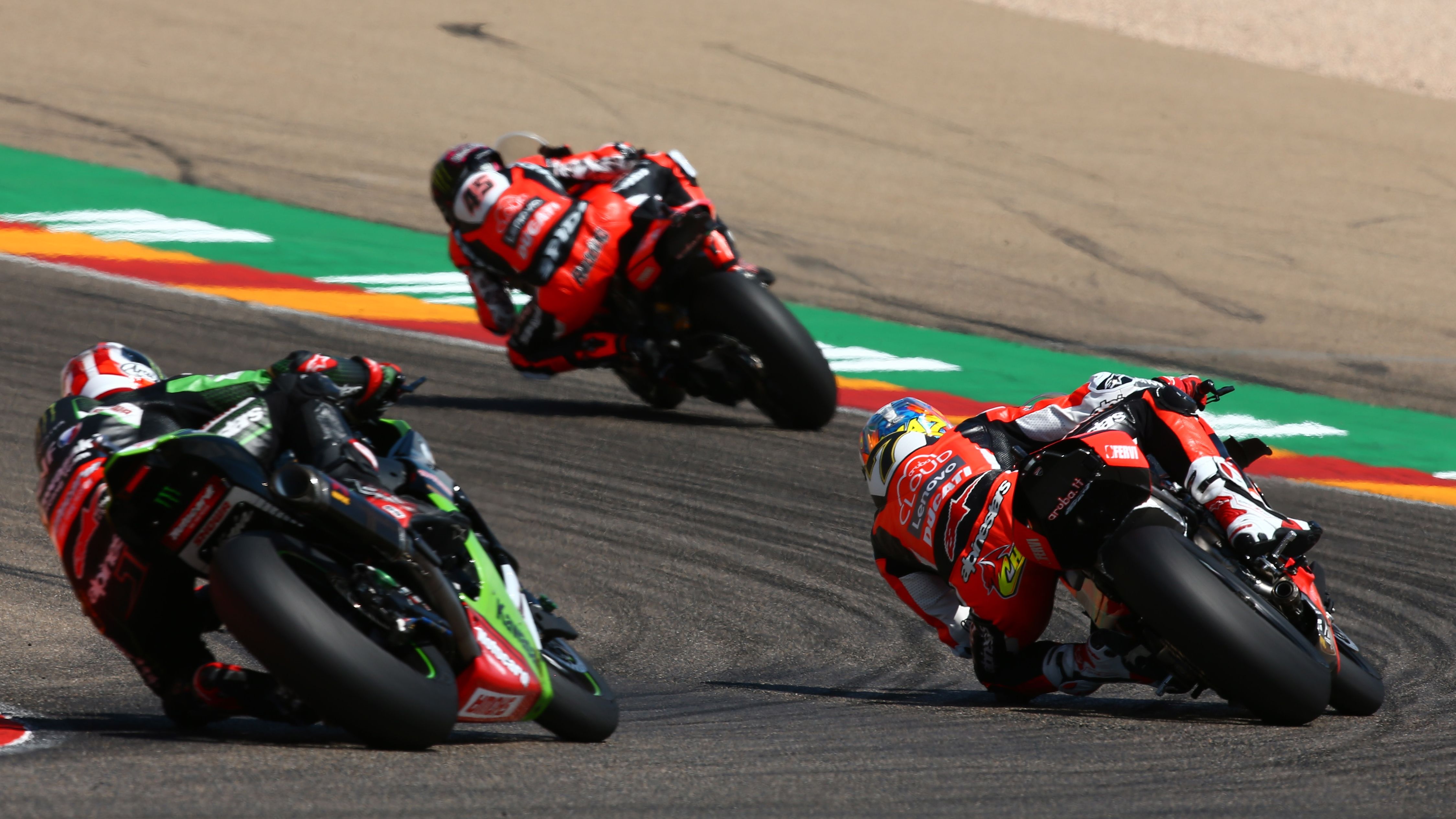 Chaz Davies y Jonathan Rea siguen a Scott Redding