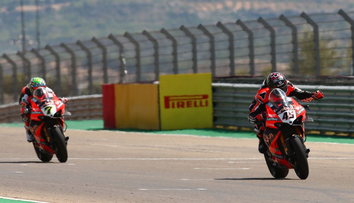 Scott Redding vence ante Chaz Davies Scott Redding vence ante Chaz Davies