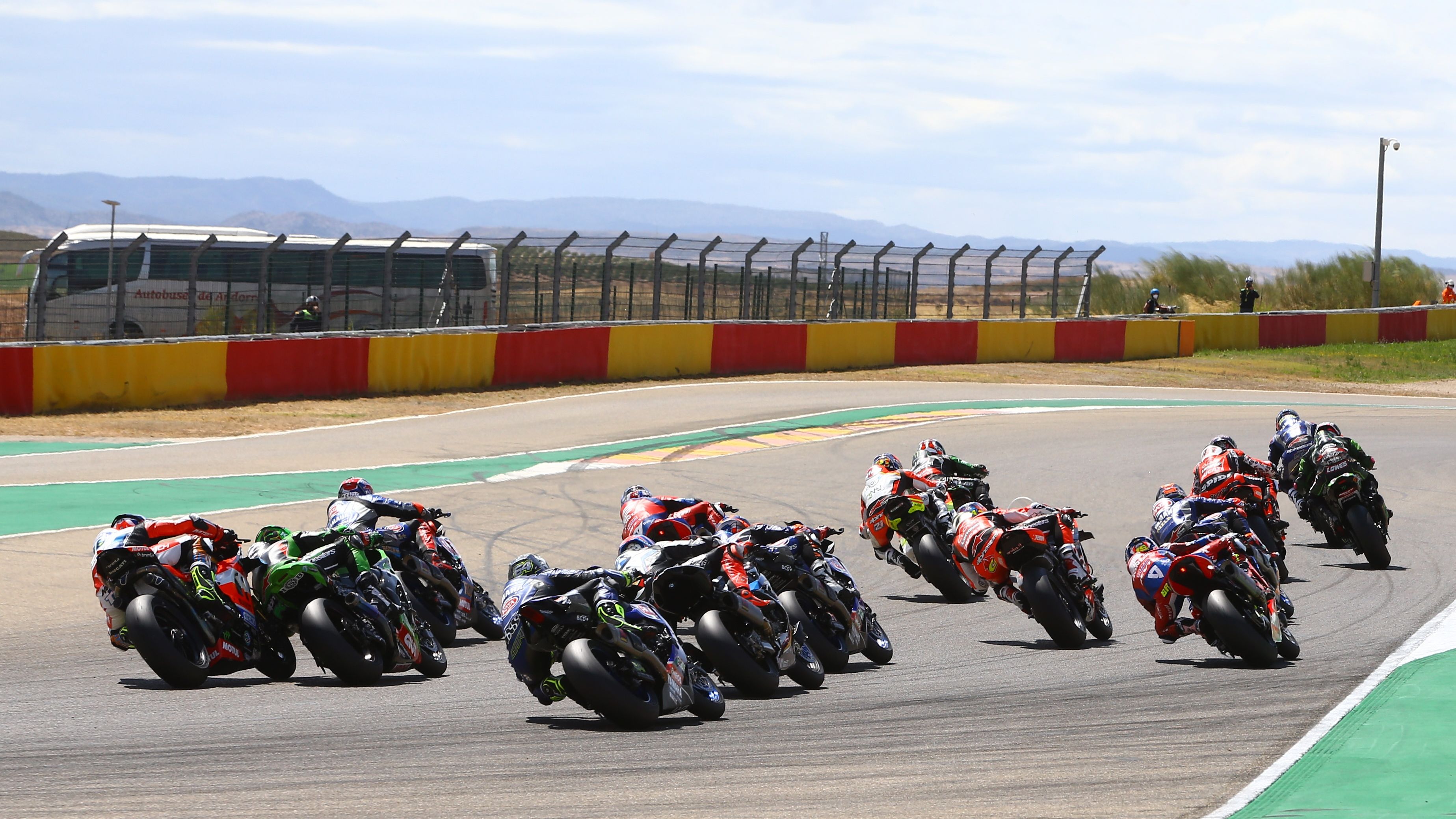 Los pilotos de Superbike en la primera curva de carrera
