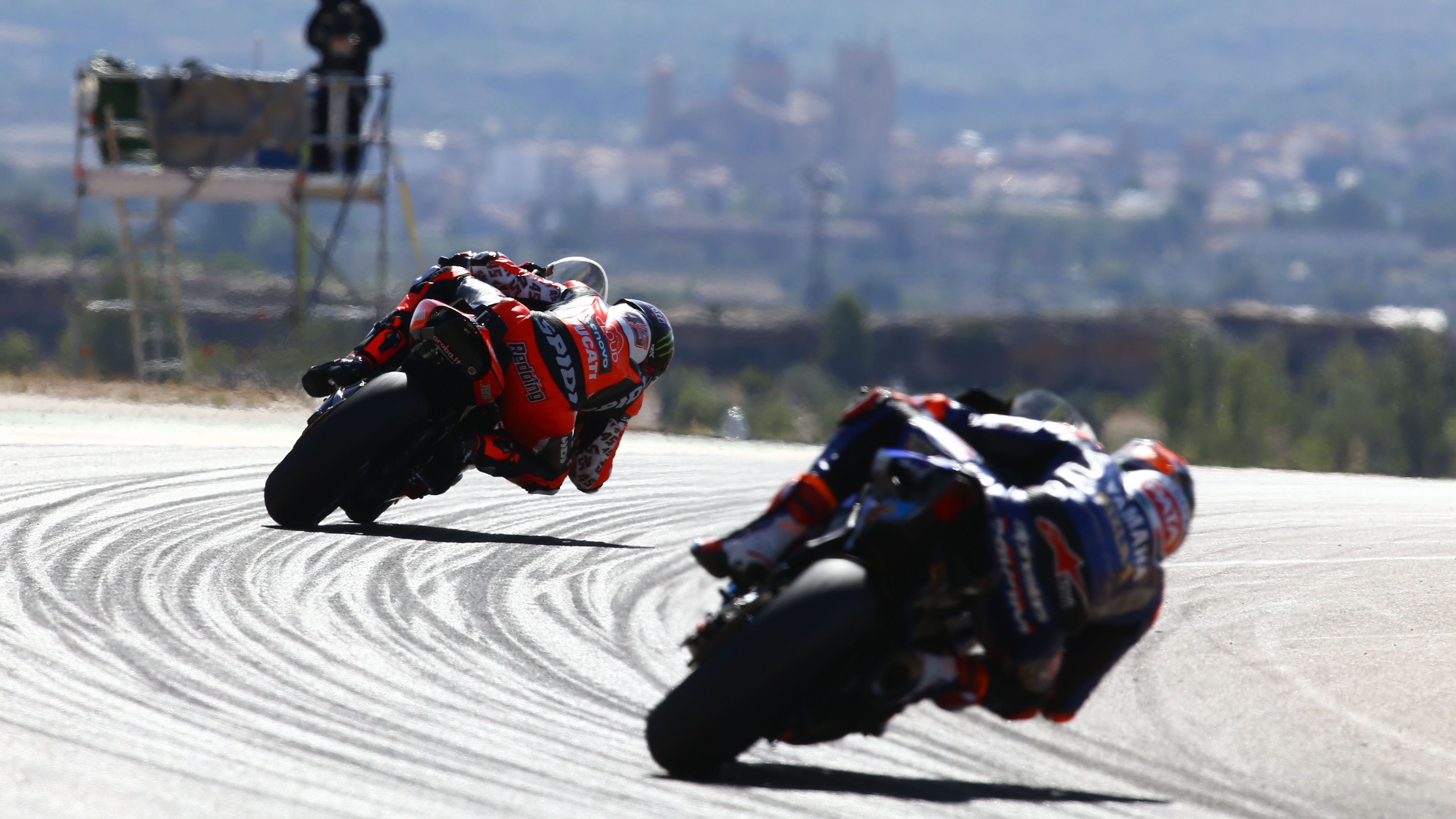 Michael van der Mark persigue a Scott Redding