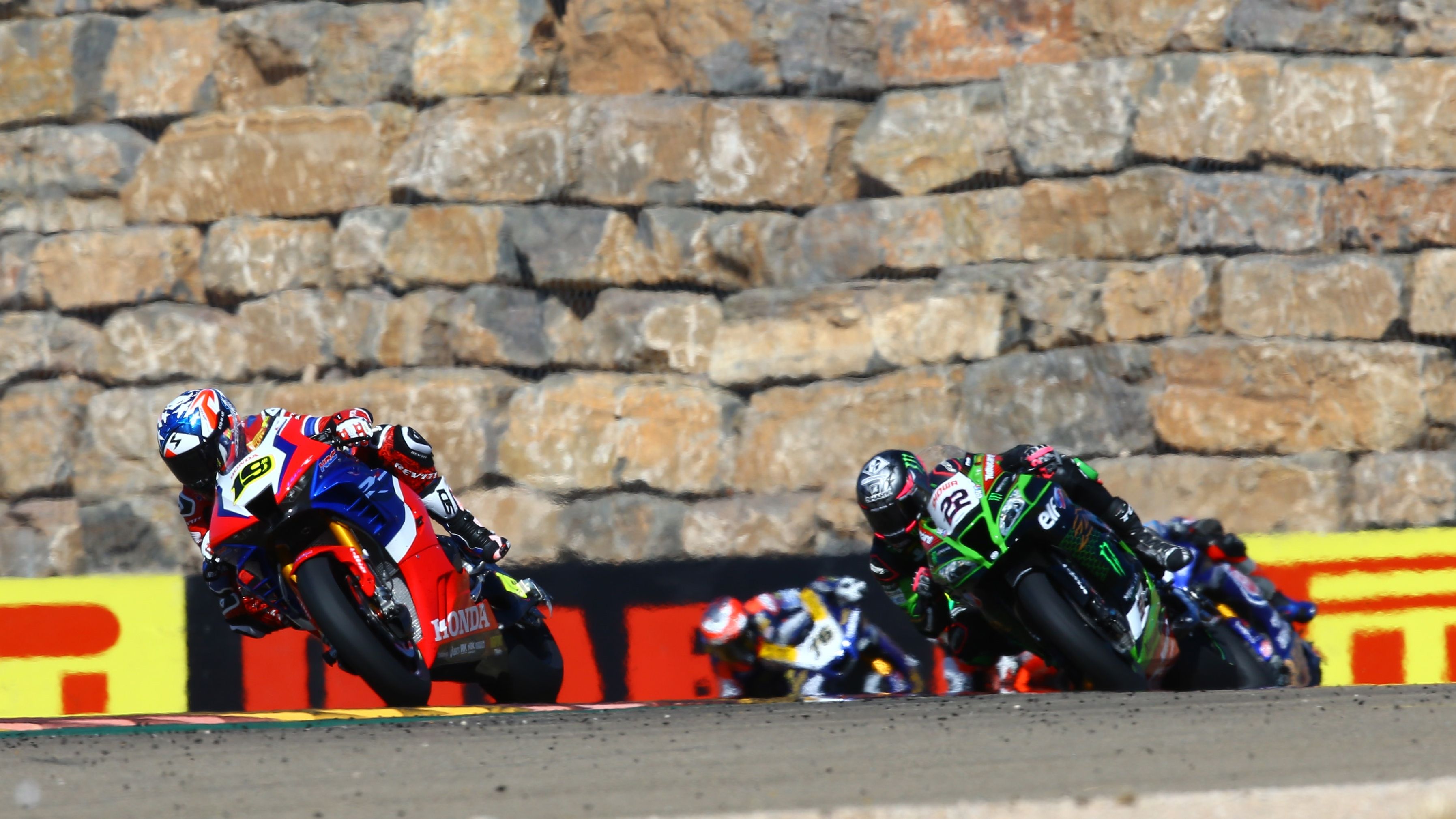 Álvaro Bautista seguido por Alex Lowes