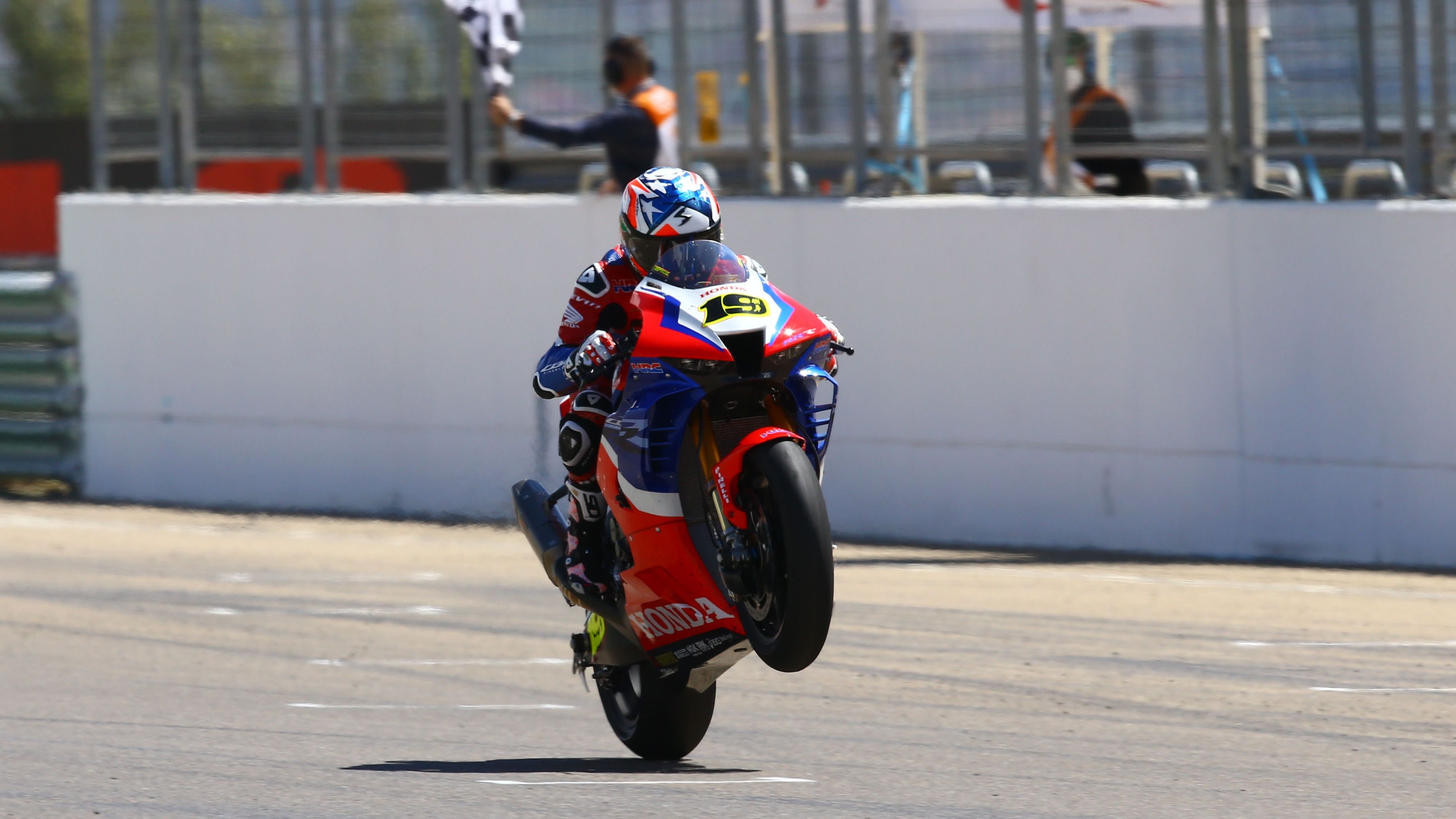 Álvaro Bautista festeja su primer podio con Honda
