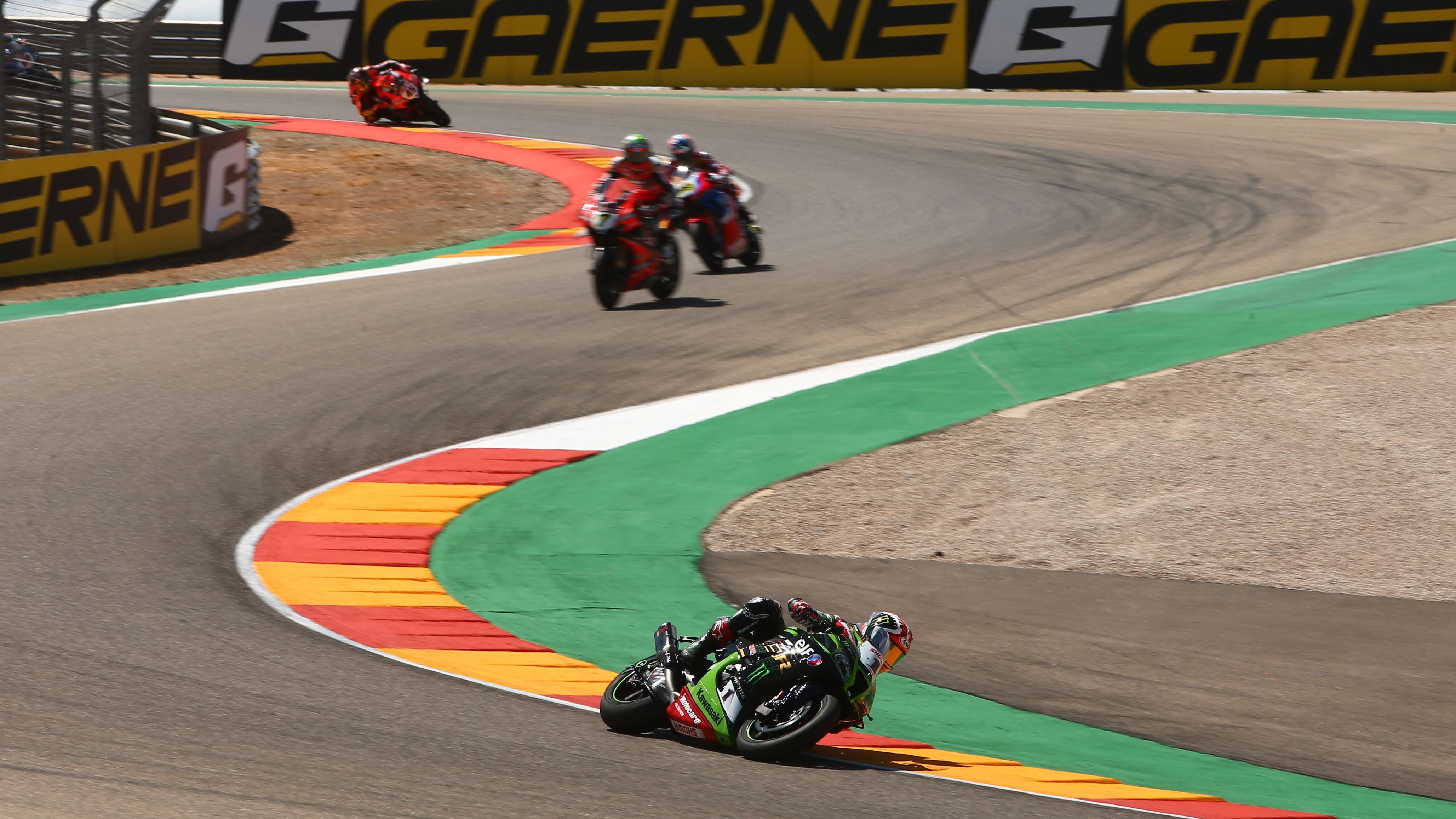 Jonathan Rea en Motorland seguido de lejos por Chaz Davies y Álvaro Bautista