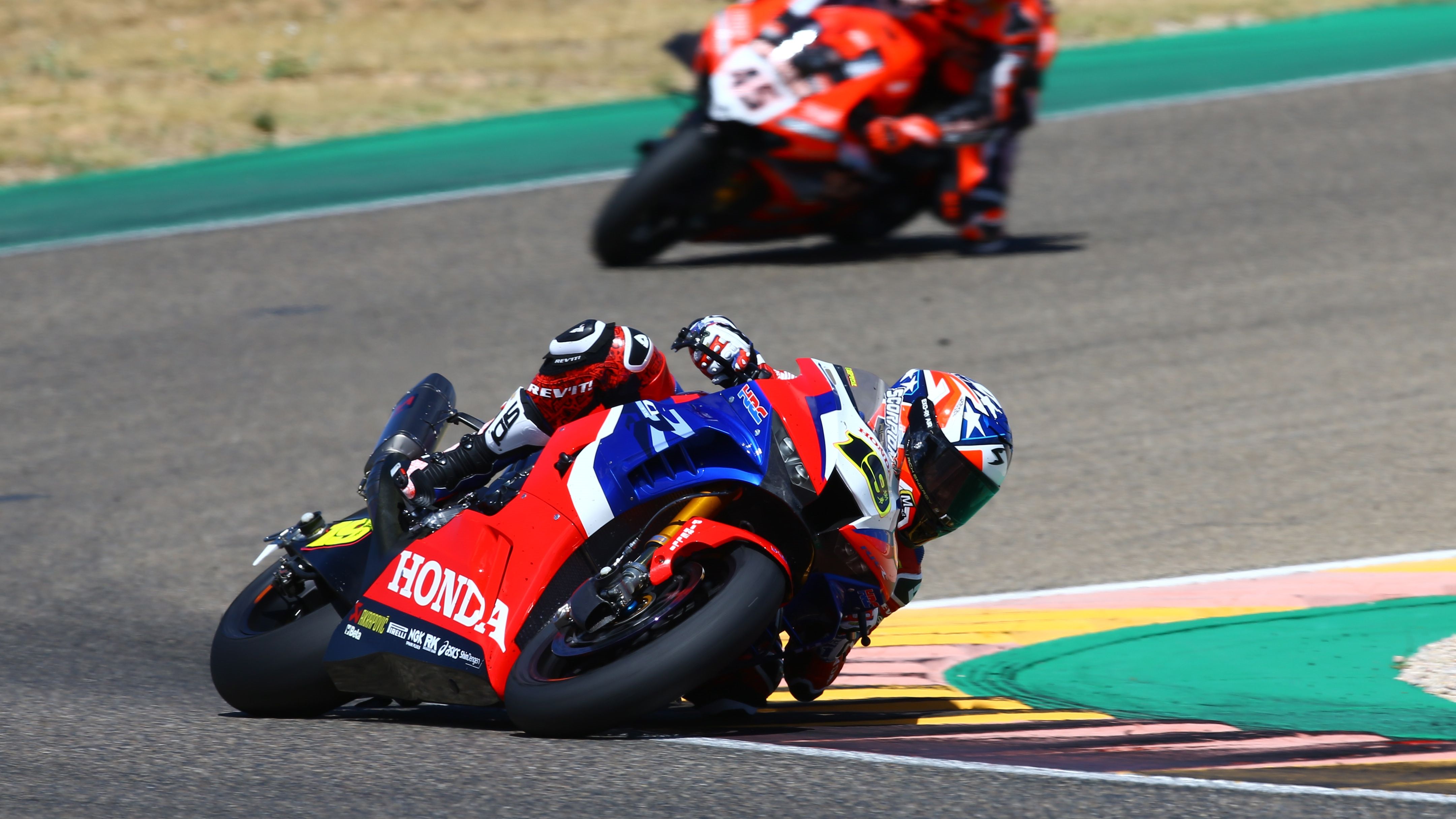 Álvaro Bautista perseguido por Scott Redding