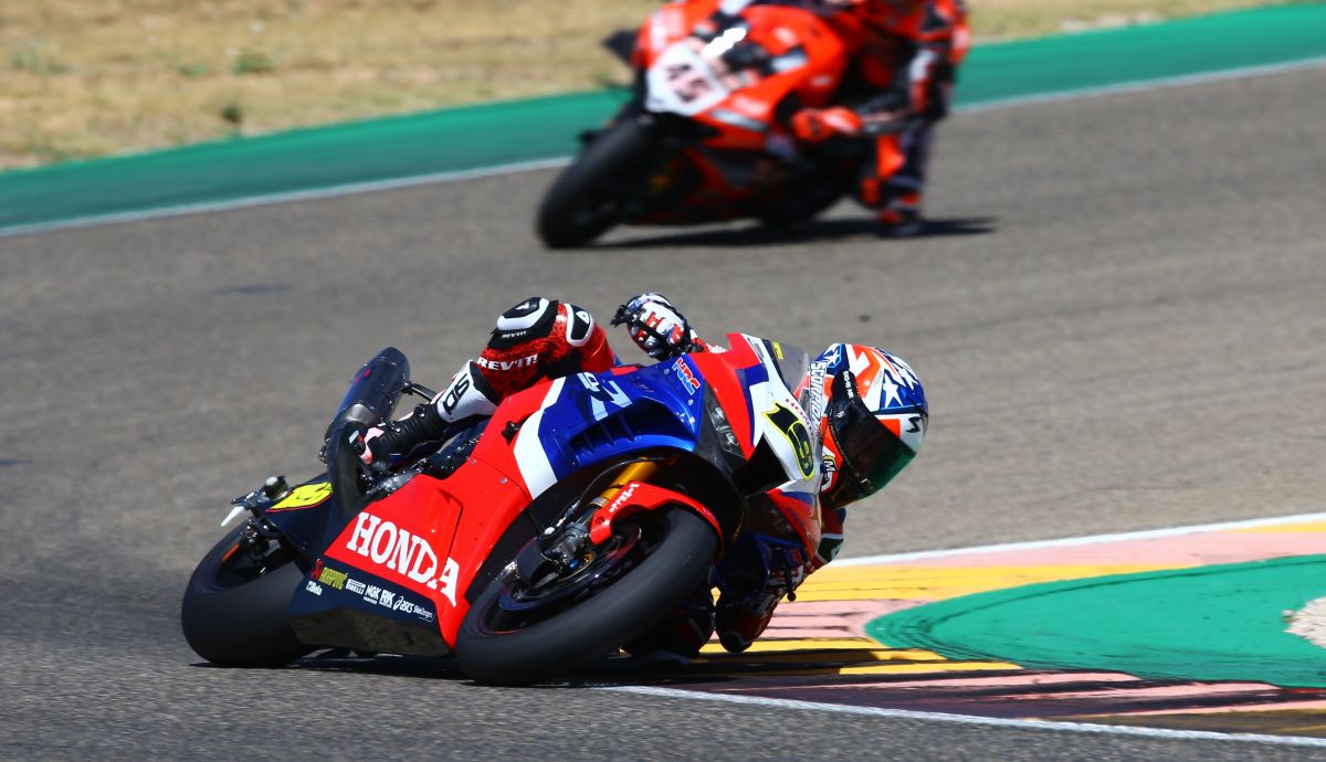 Álvaro Bautista perseguido por Scott Redding Álvaro Bautista perseguido por Scott Redding