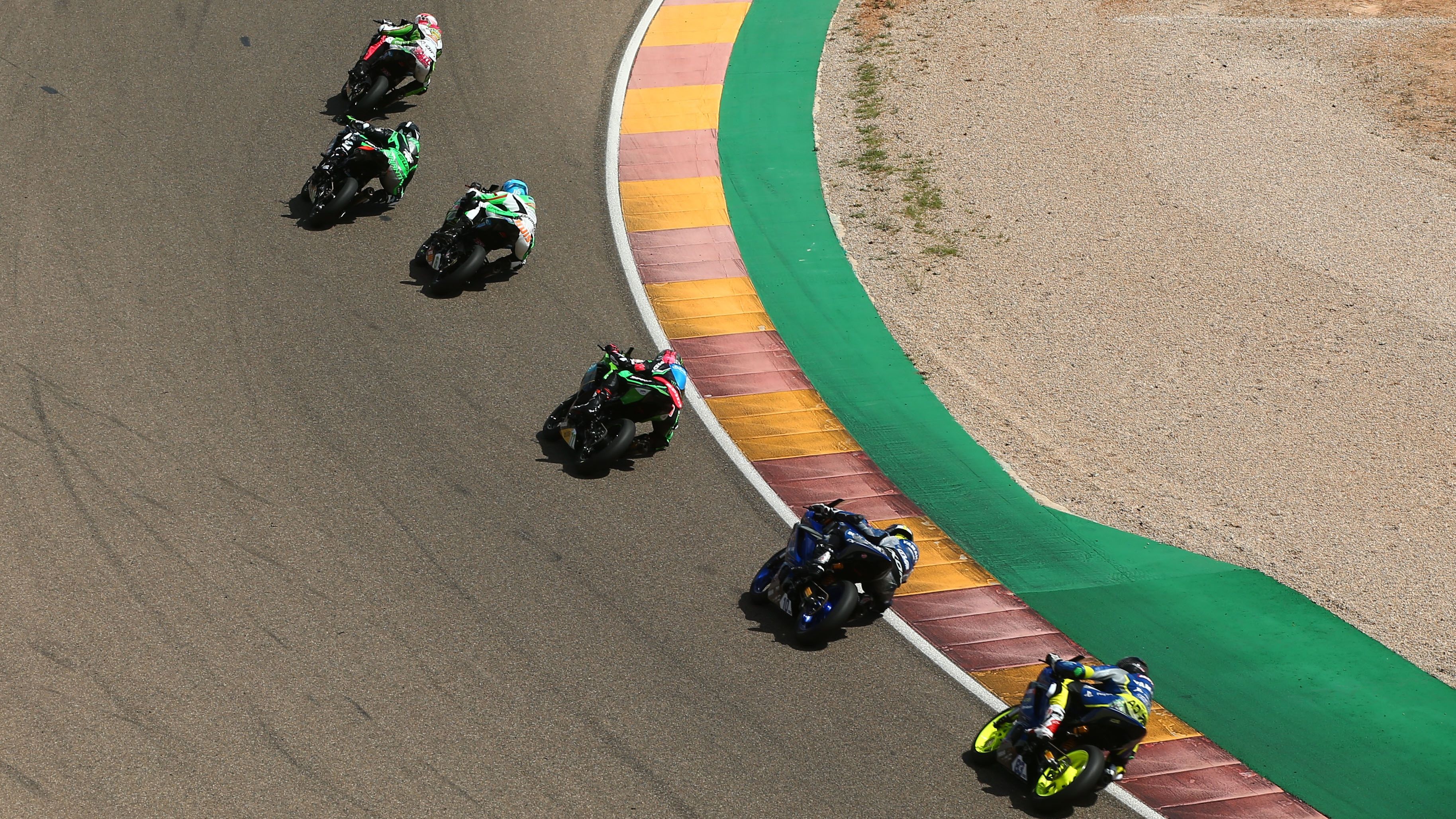 Los pilotos de Supersport 300