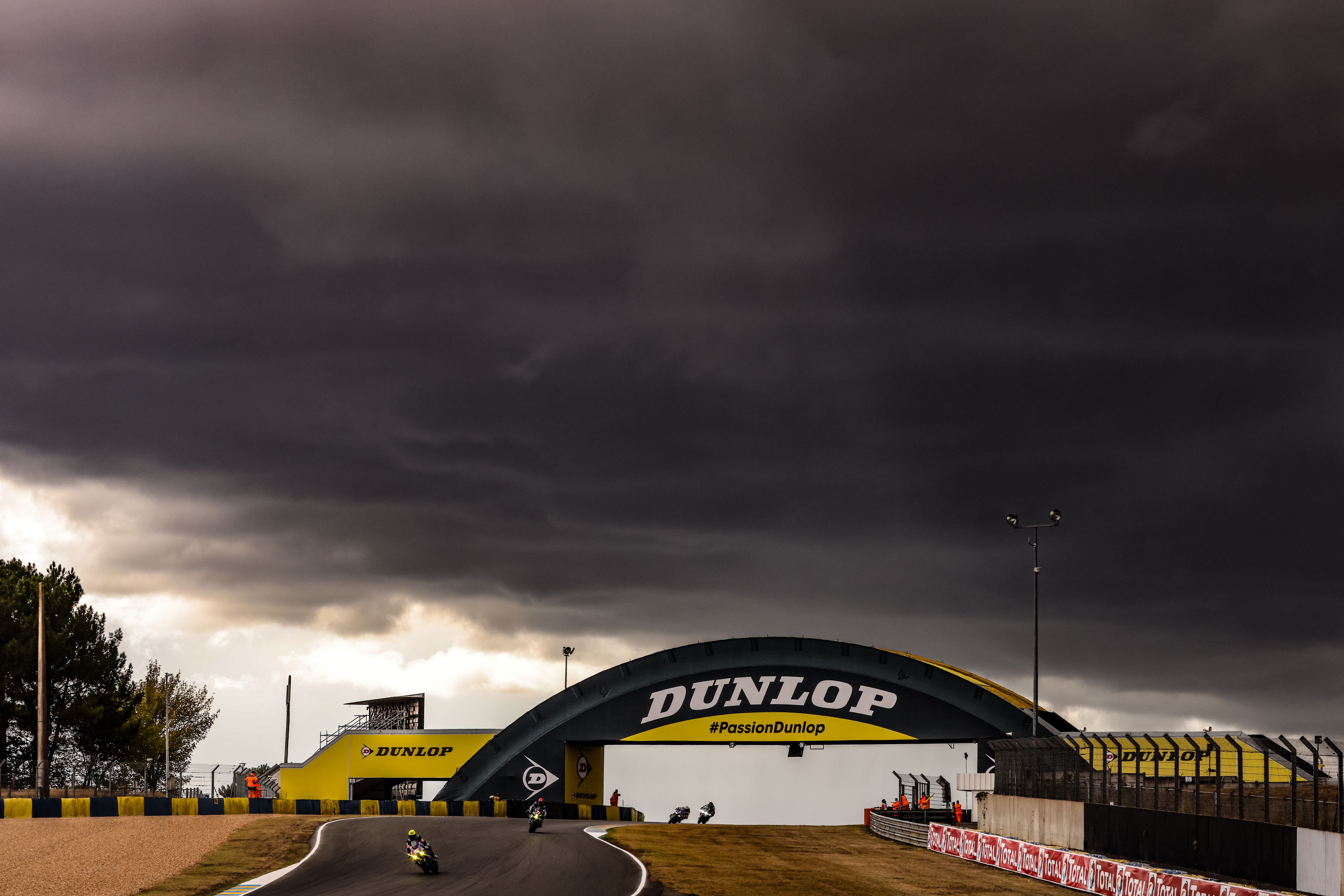 El cielo ennegreció por momentos dando emoción a la carrera