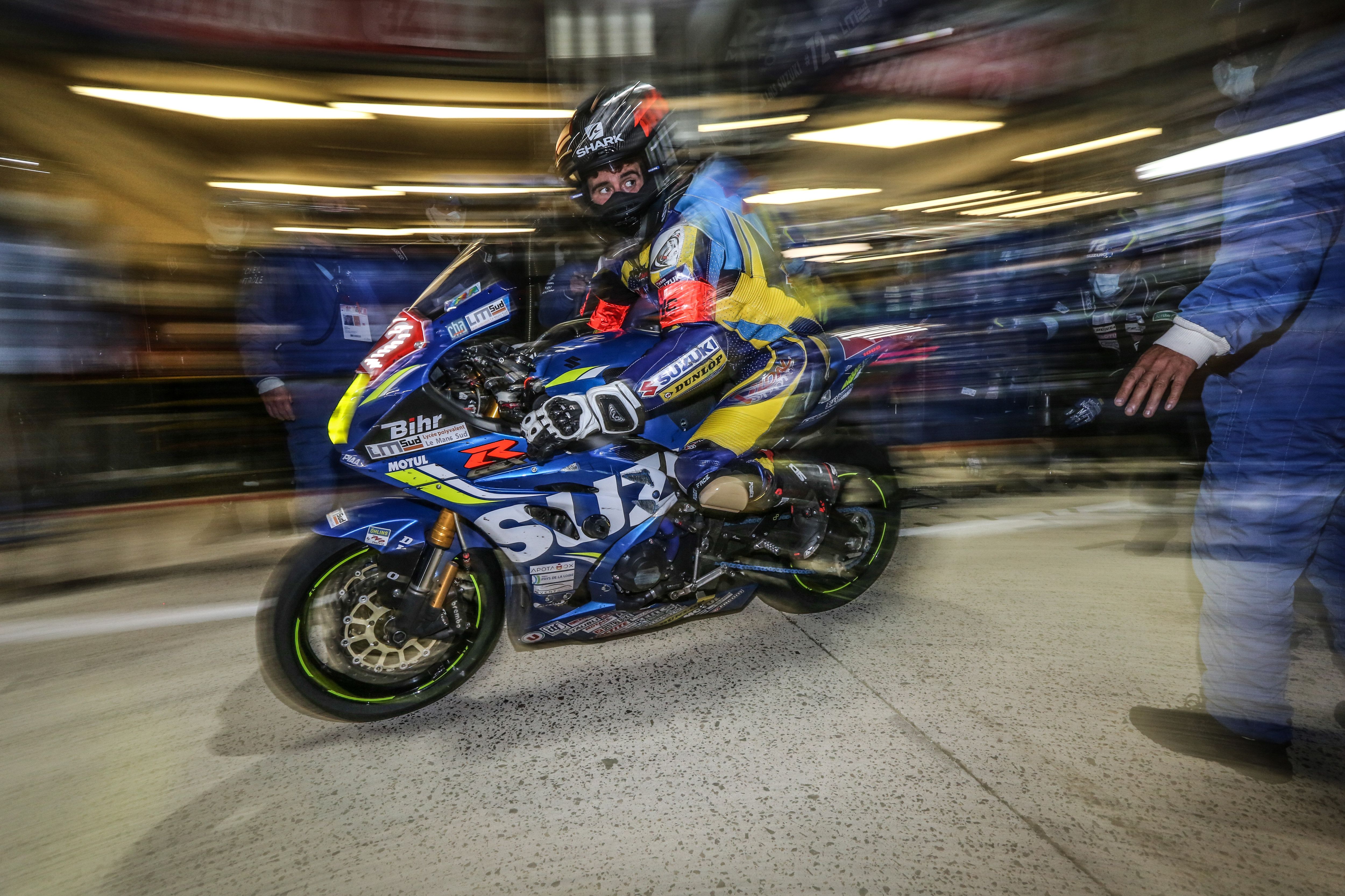 El Suzuki Junior saliendo del box