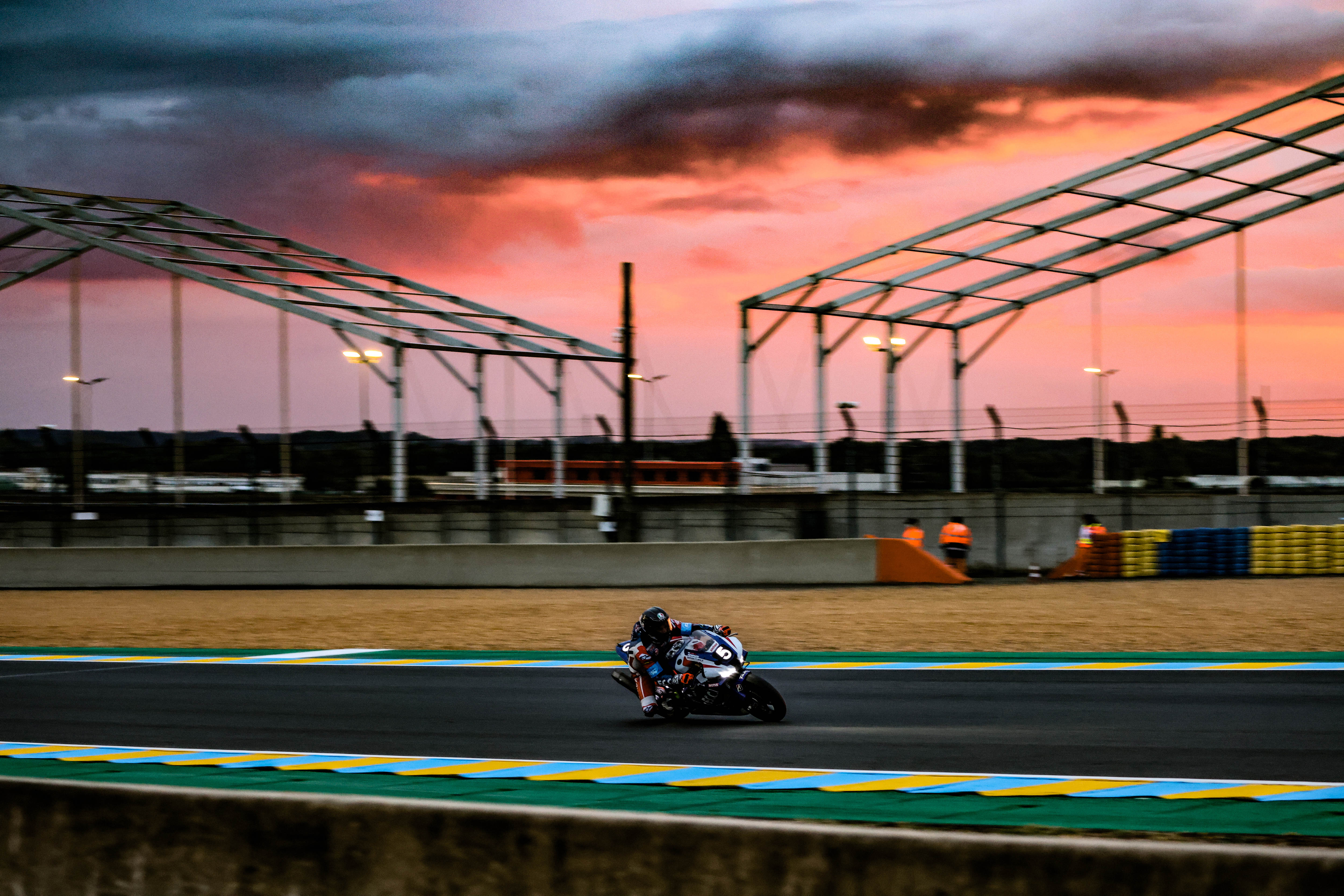 El TSR Honda bajo el cielo rosado del amanecer