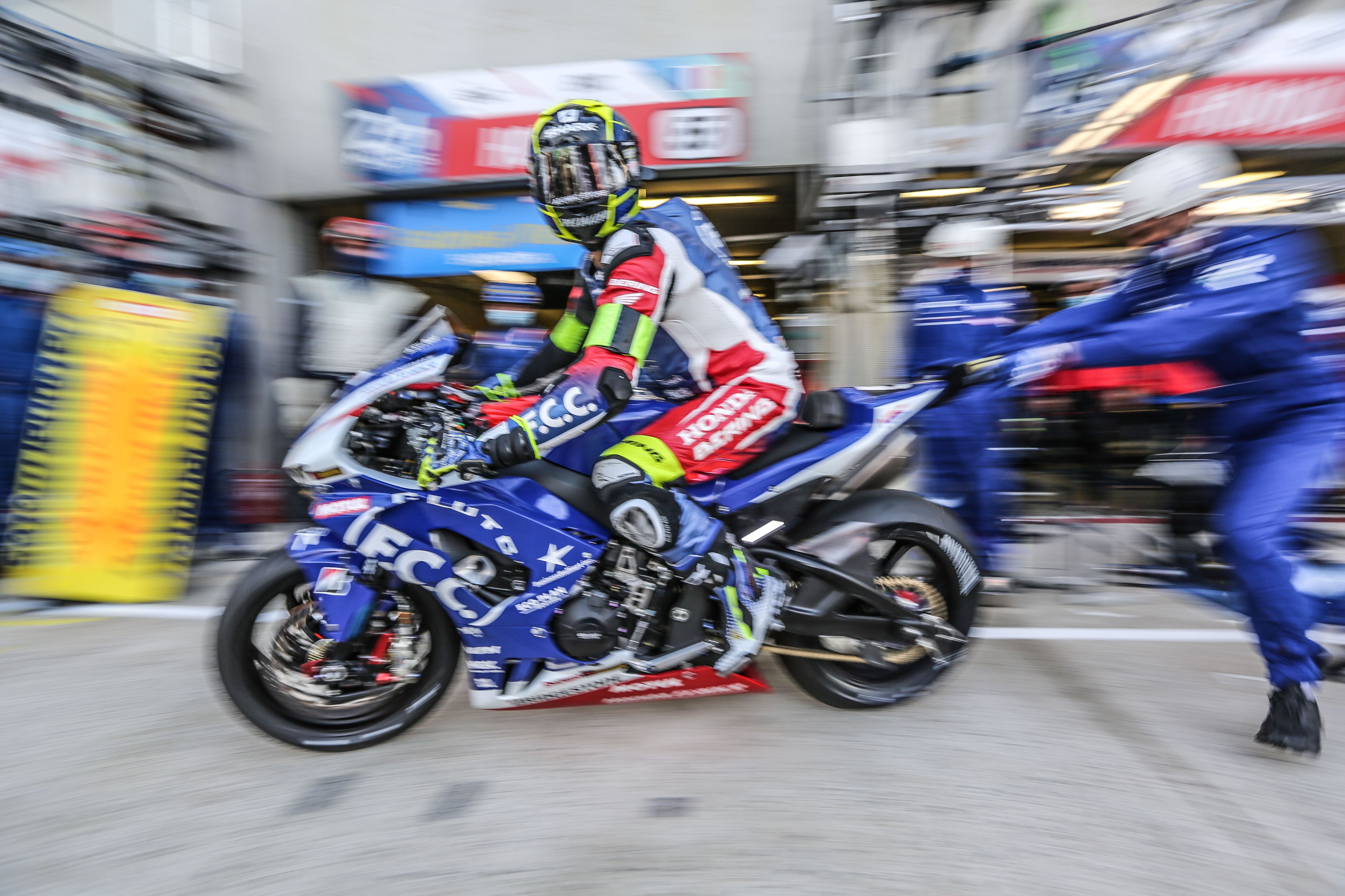 El TSR Honda saliendo de boxes