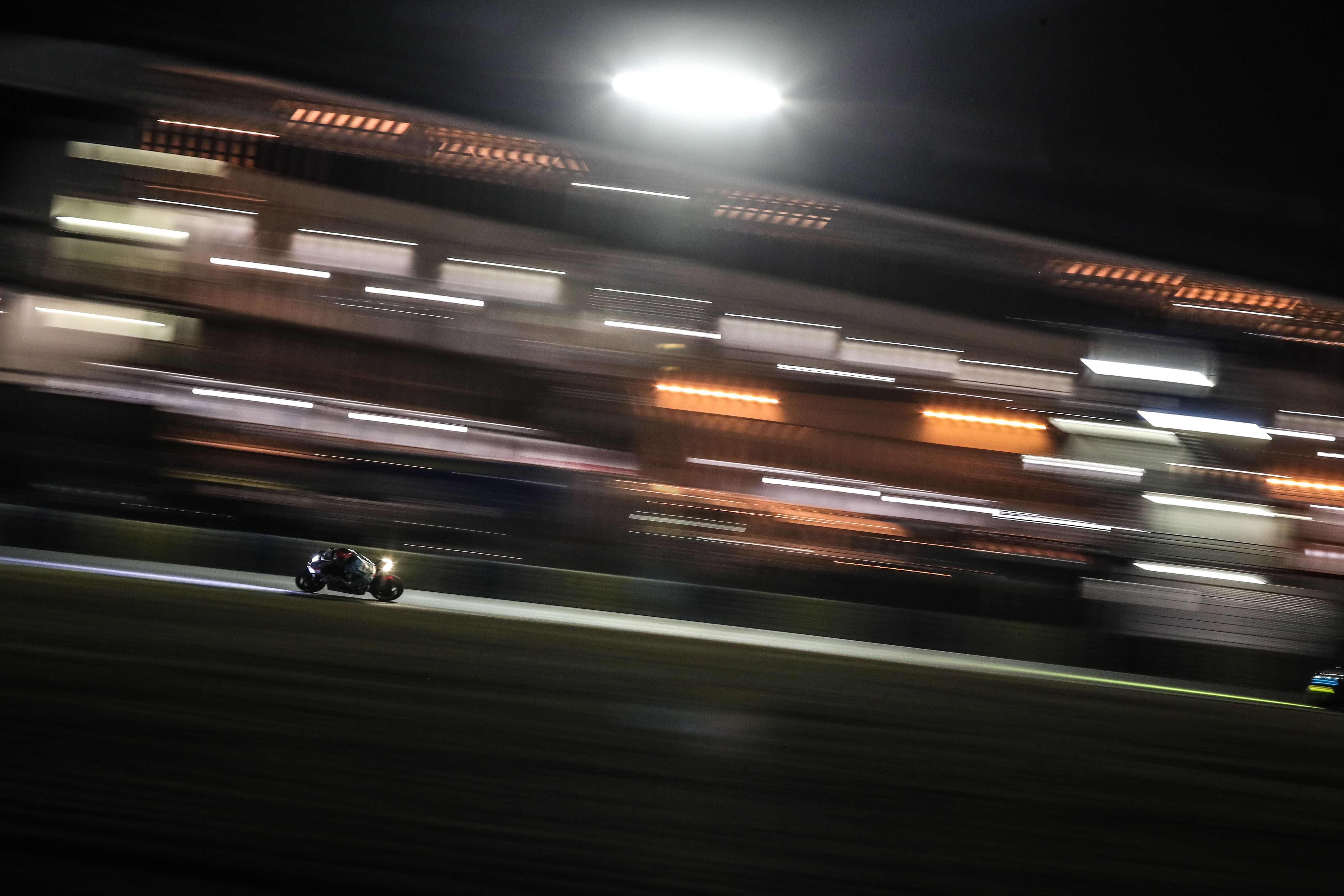 Las imágenes nocturnas siempre son espectaculares en Le Mans