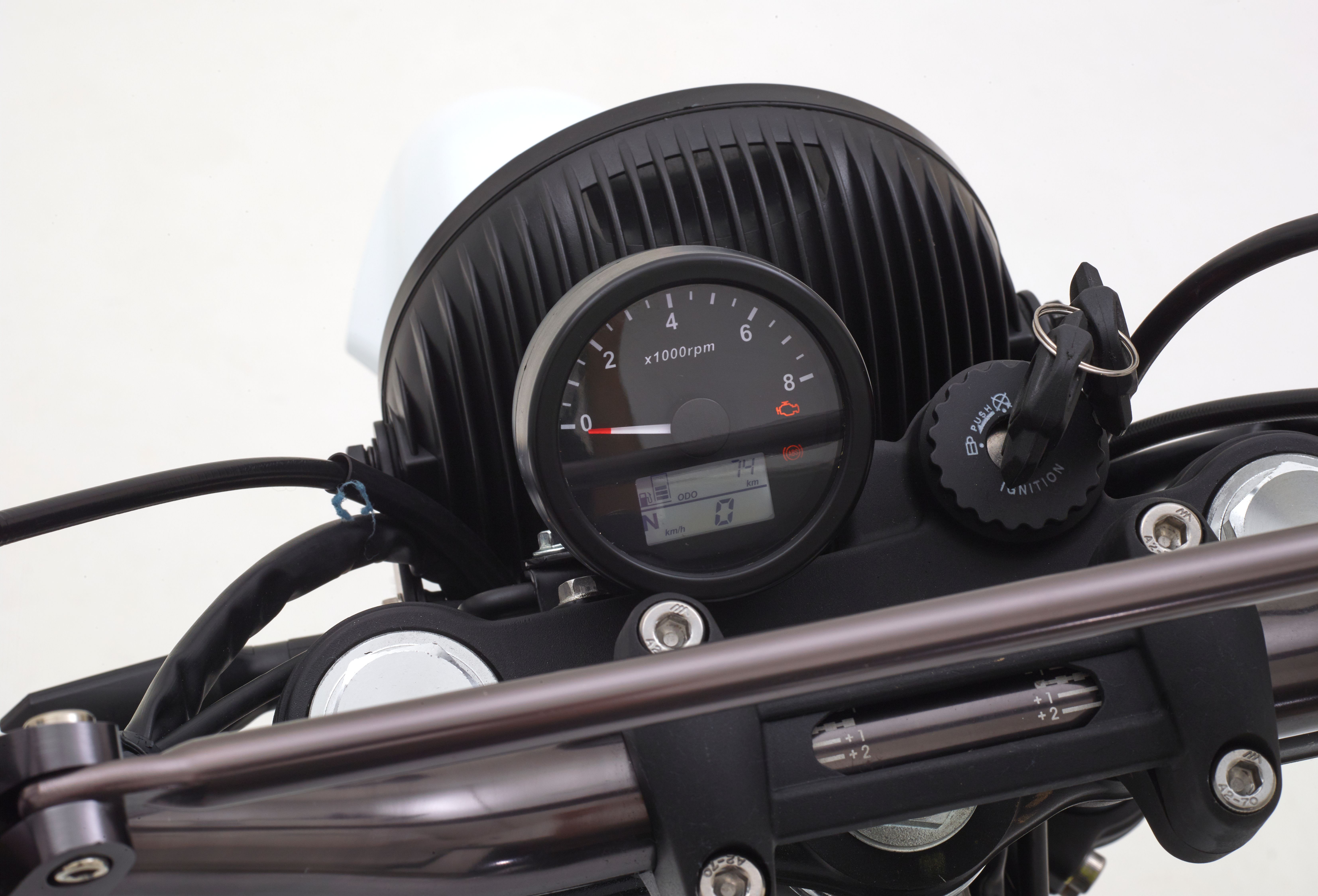 Manillar y cuadro de instrumentos de la nueva Mash X-Ride 650 Classic para el carnet A2