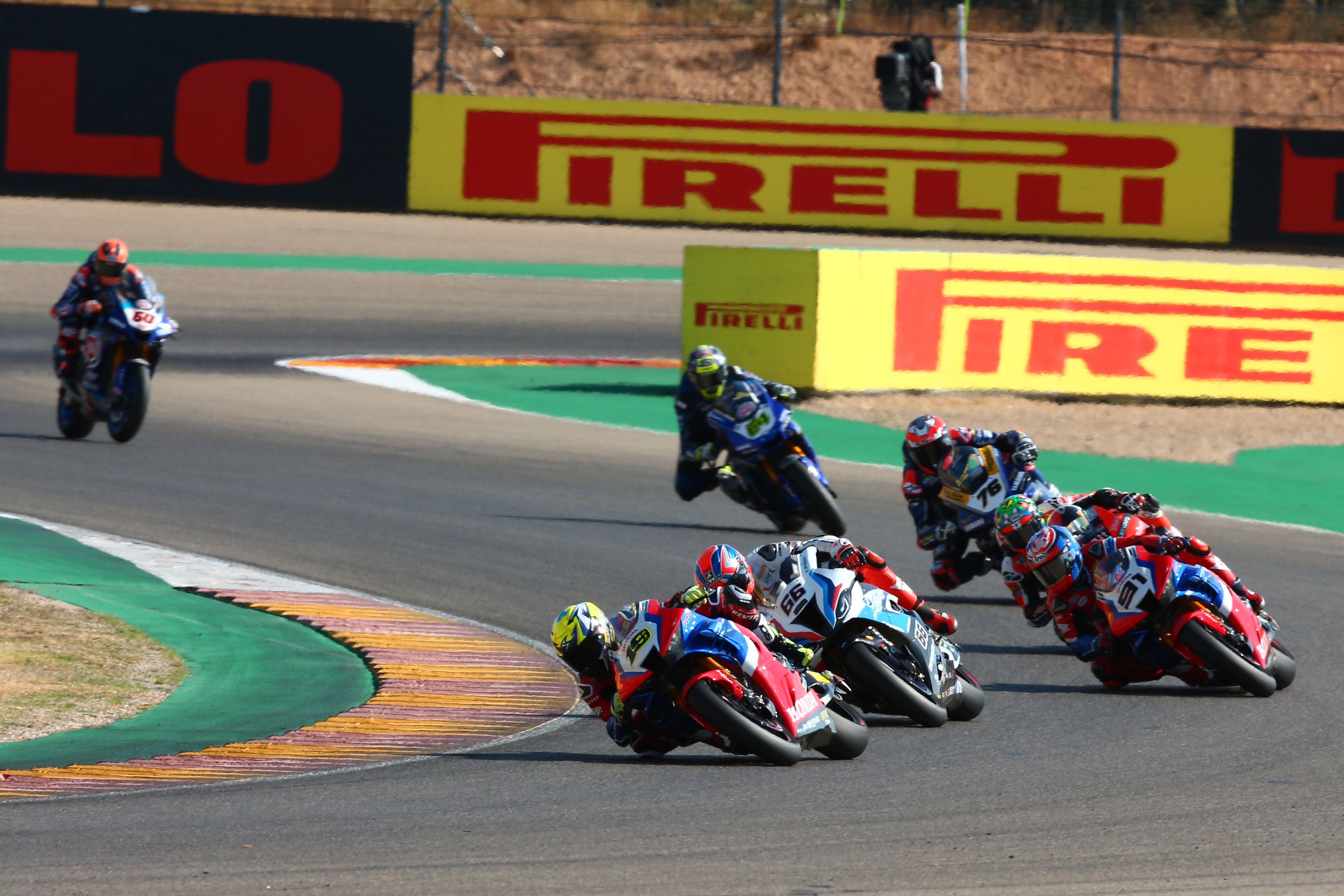 Alvaro Bautista lidera un grupo delante de Tom Sykes y Leon Haslam