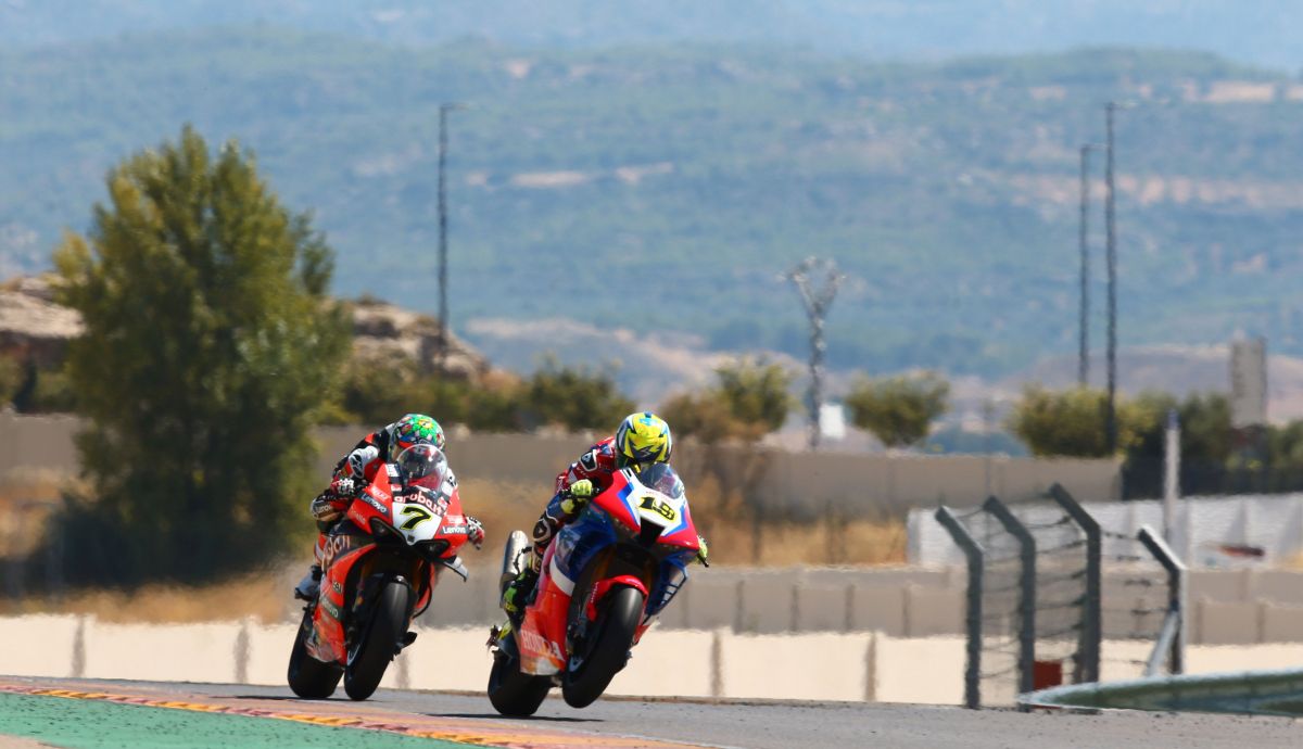 Álvaro Bautista y Chaz Davies saliendo a la recta de meta Álvaro Bautista y Chaz Davies saliendo a la recta de meta