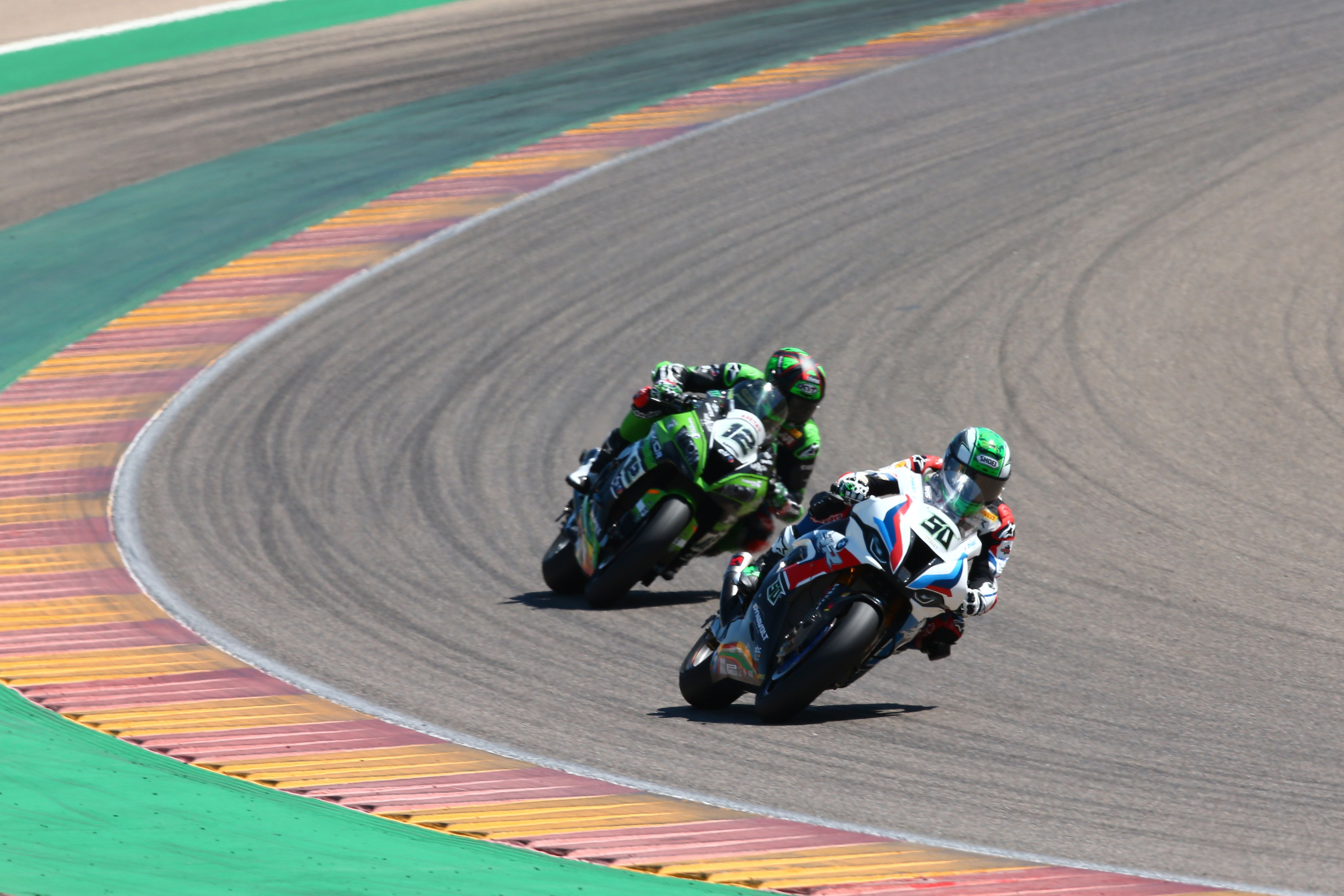 Eugene Laverty seguido por Xavi Forés